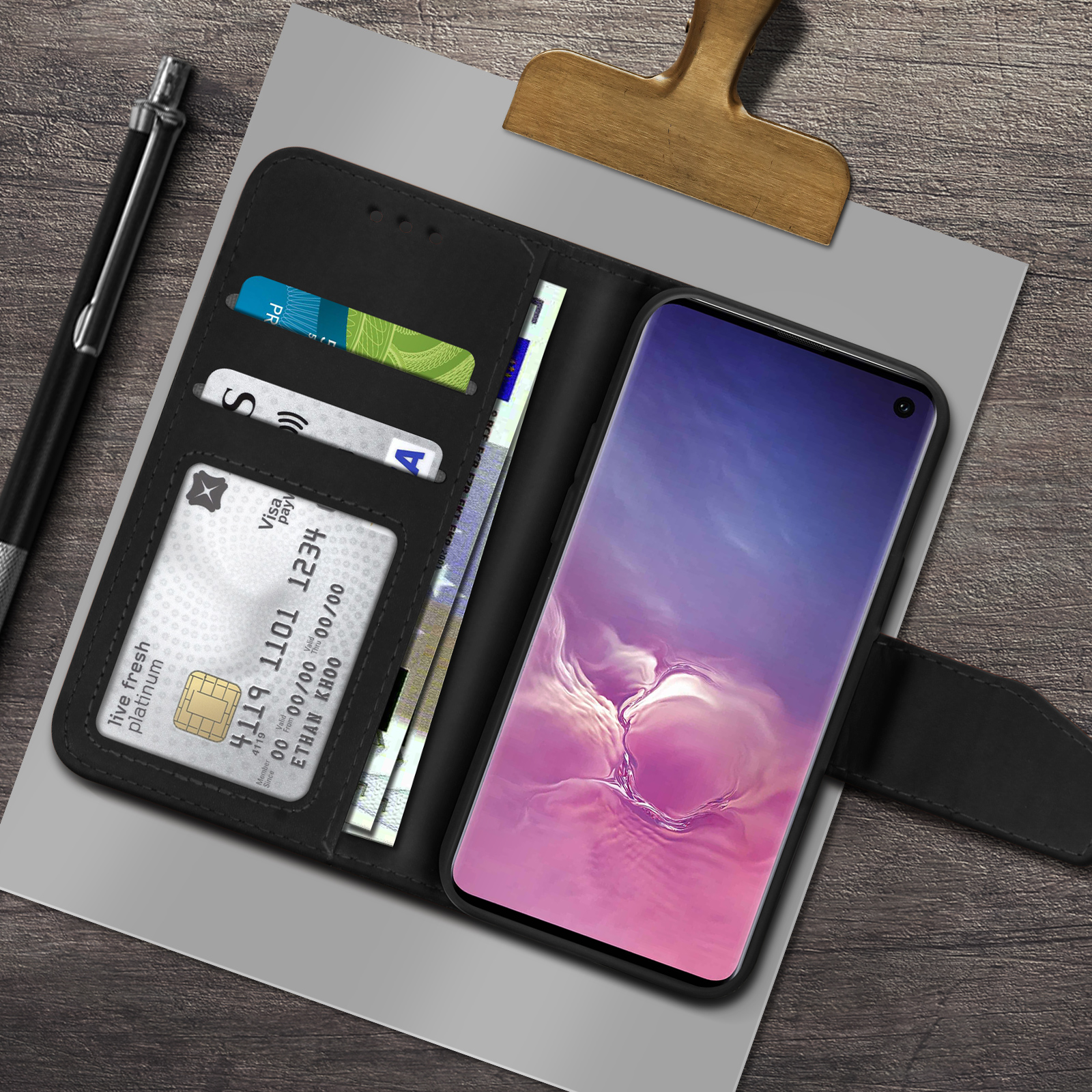 Een open telefoonhoesje met een telefoon en creditcards erin. De hoes is zwart en het telefoonscherm is zichtbaar.