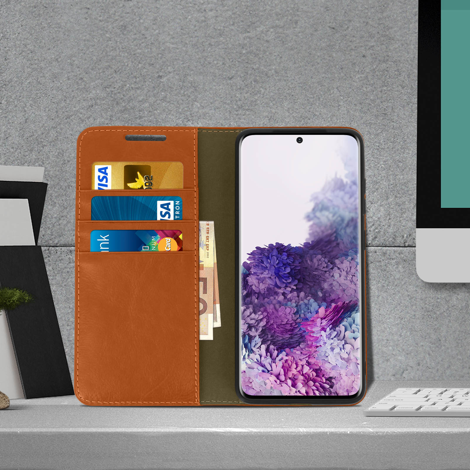 Open bruine telefoonhoes met kaarten en geld. Telefoon toont een bloemenafbeelding.