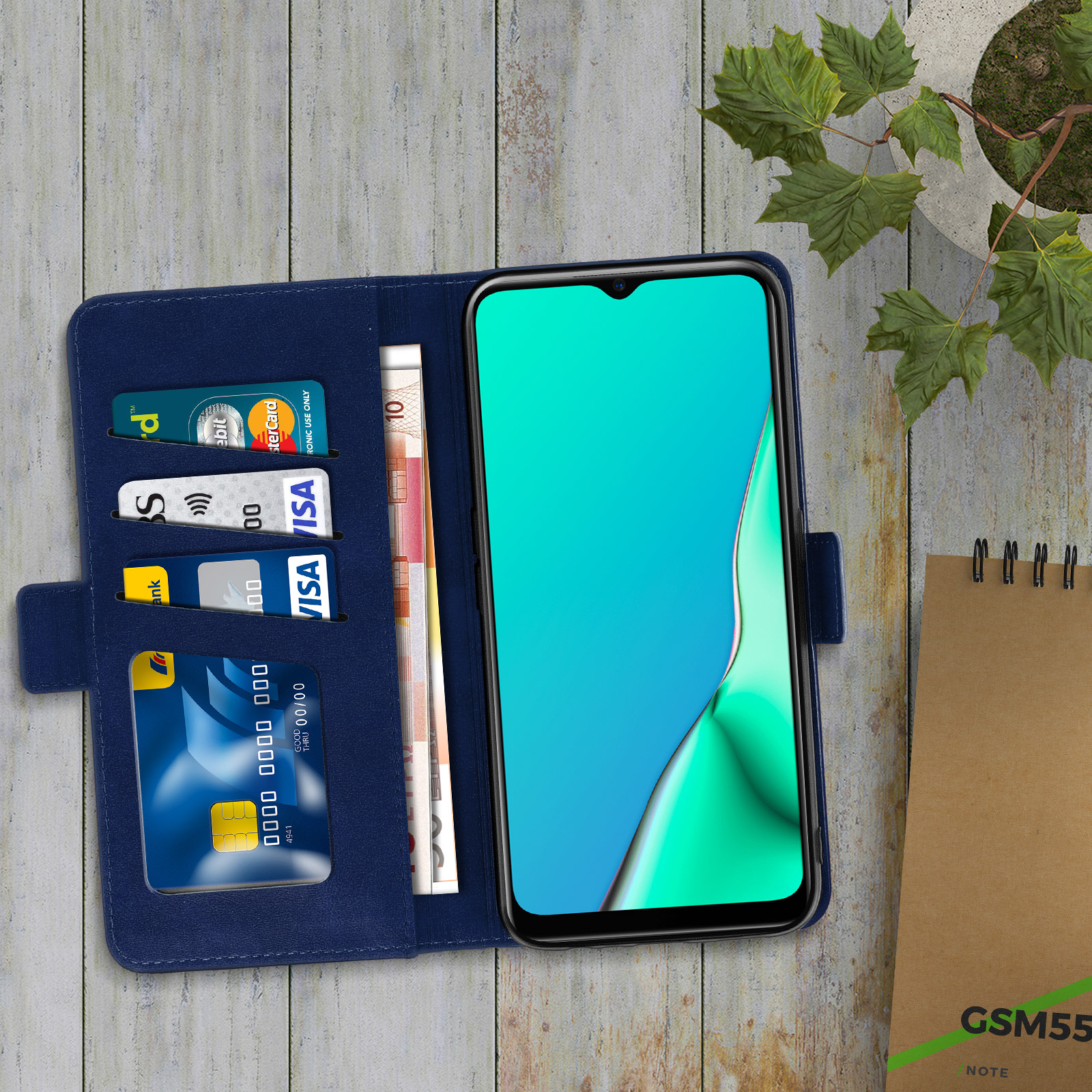 Étui de téléphone ouvert, montrant des cartes et de l'argent, et un smartphone avec écran bleu.