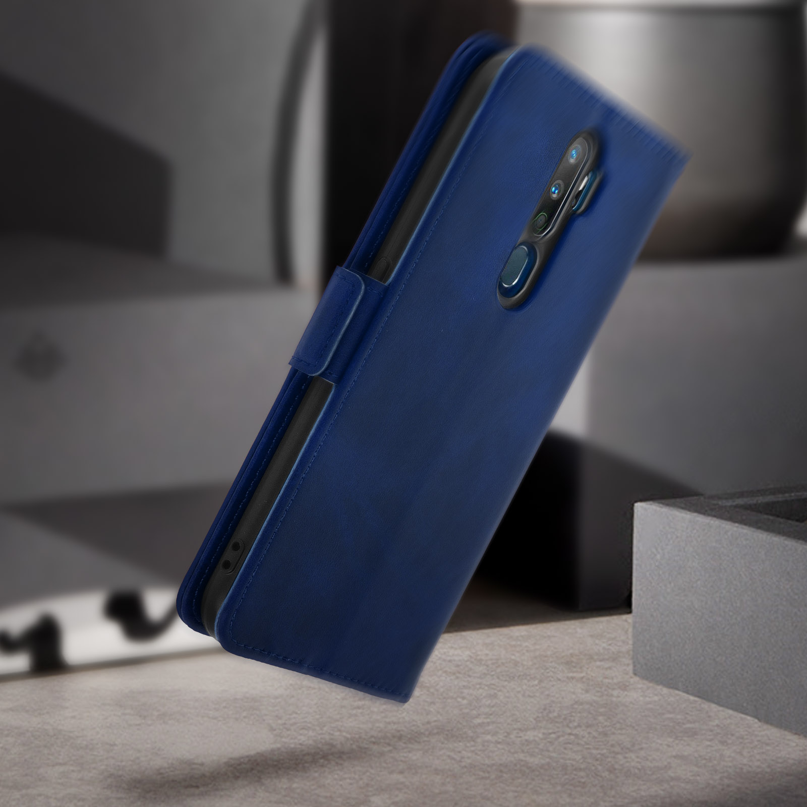 Un étui de téléphone bleu est incliné, montrant la caméra et la doublure intérieure.