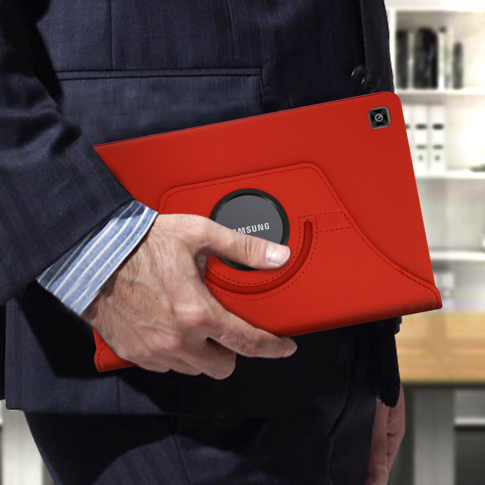 Custodia rossa per tablet tenuta da un uomo. Cerchio nero sul retro.