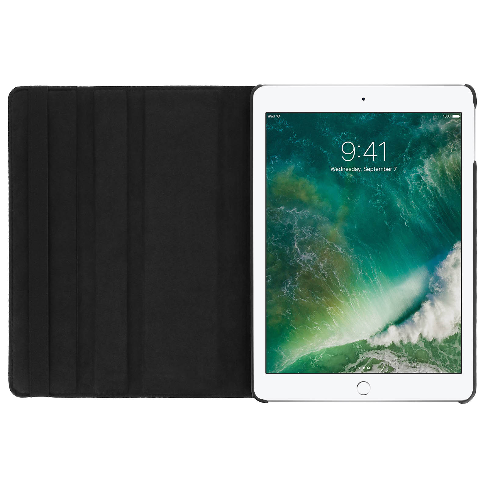 Custodia tablet nera, aperta, con tablet bianco. Su superficie bianca.