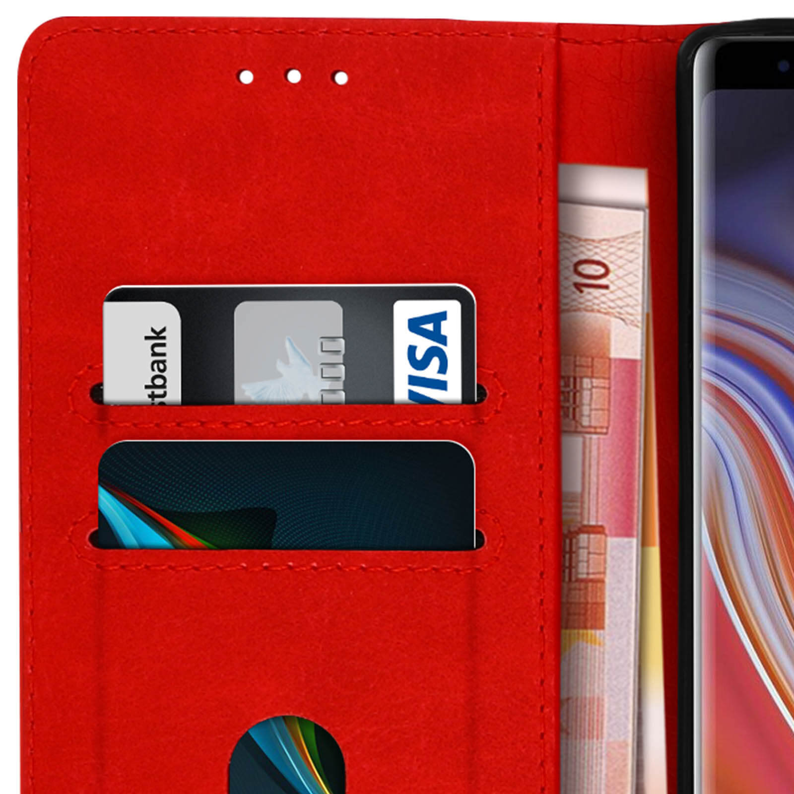 Portafoglio rosso con carte di credito e banconote in euro. Sfondo bianco. La parola "VISA" è visibile.
