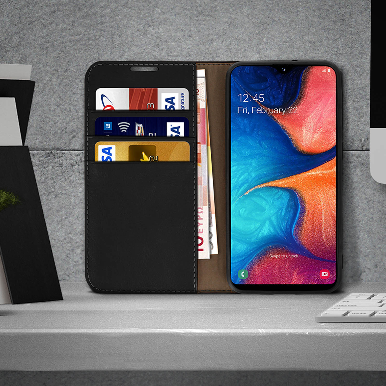Telefon in einer schwarzen Brieftasche, Bildschirm sichtbar. Karten und Bargeld im Inneren der Hülle.
