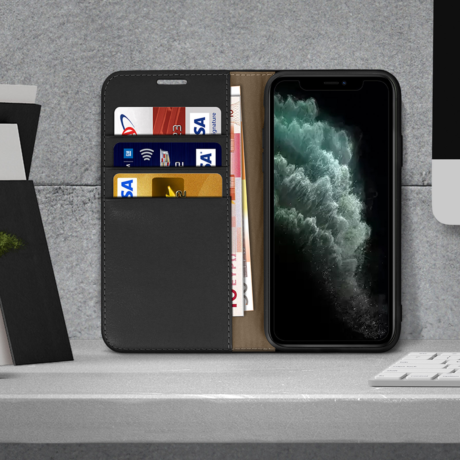 Étui de téléphone noir ouvert avec cartes et argent. Le téléphone affiche une image abstraite verte et blanche.
