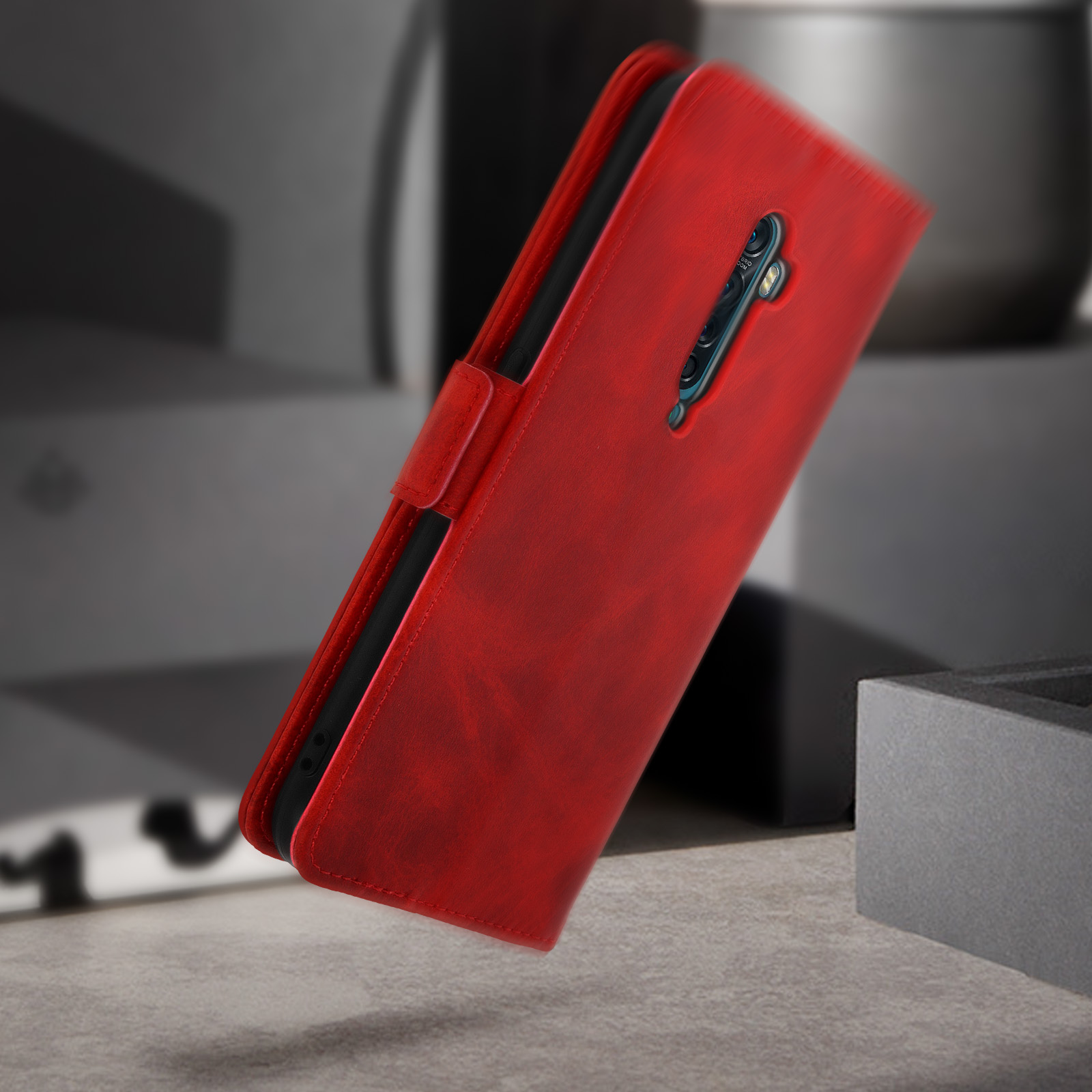 Coque de téléphone en cuir rouge. L'étui est ouvert, révélant le téléphone et une fermeture magnétique.