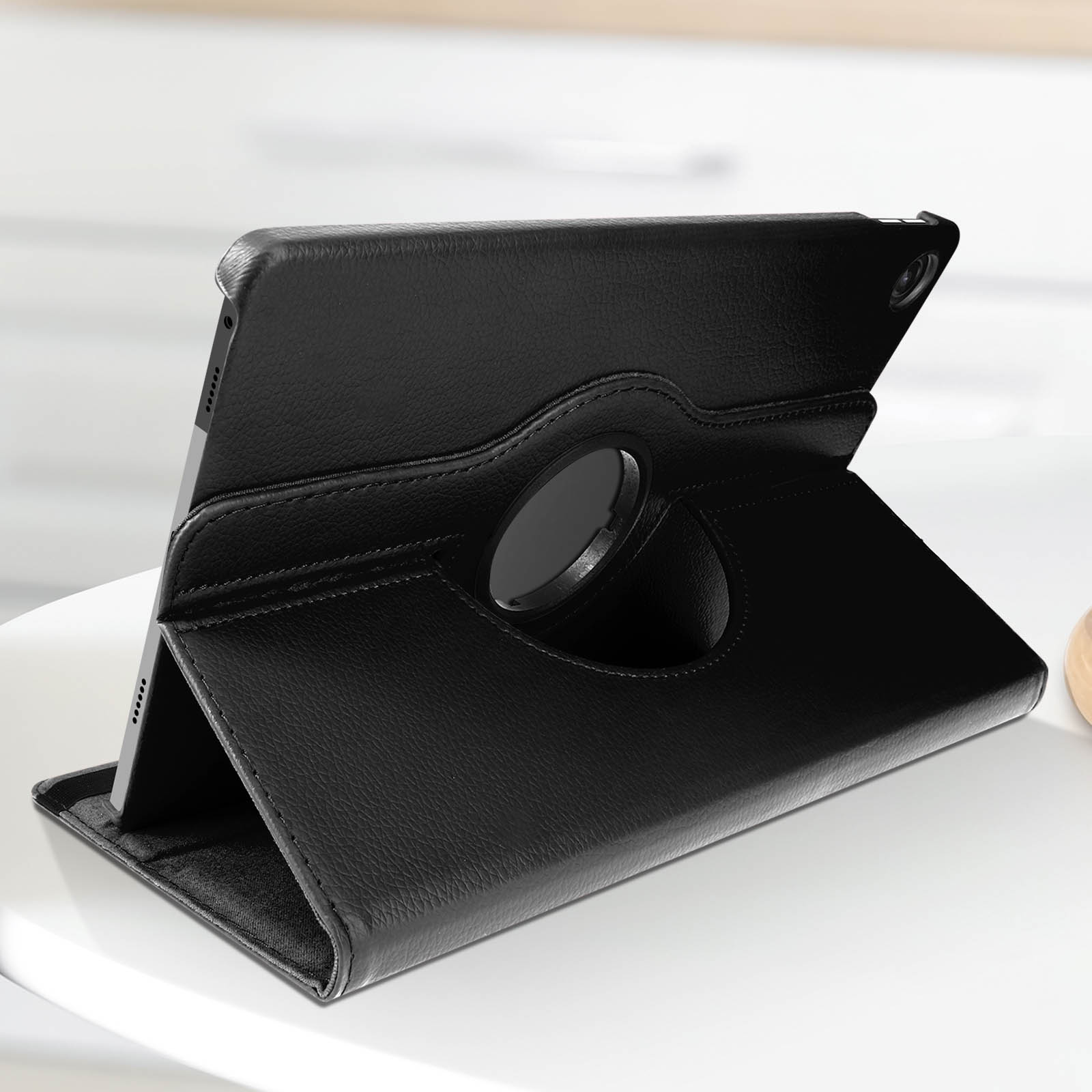 Custodia per tablet nera, aperta, angolata su superficie bianca, mostra schermo.