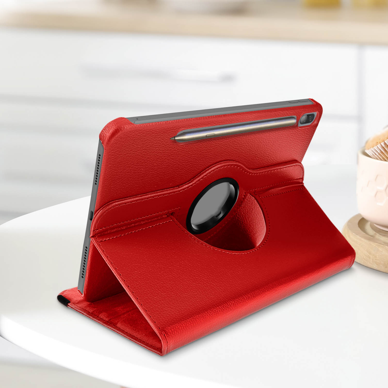 Custodia per tablet rossa, con tablet all'interno. Uno stilo è nella custodia.