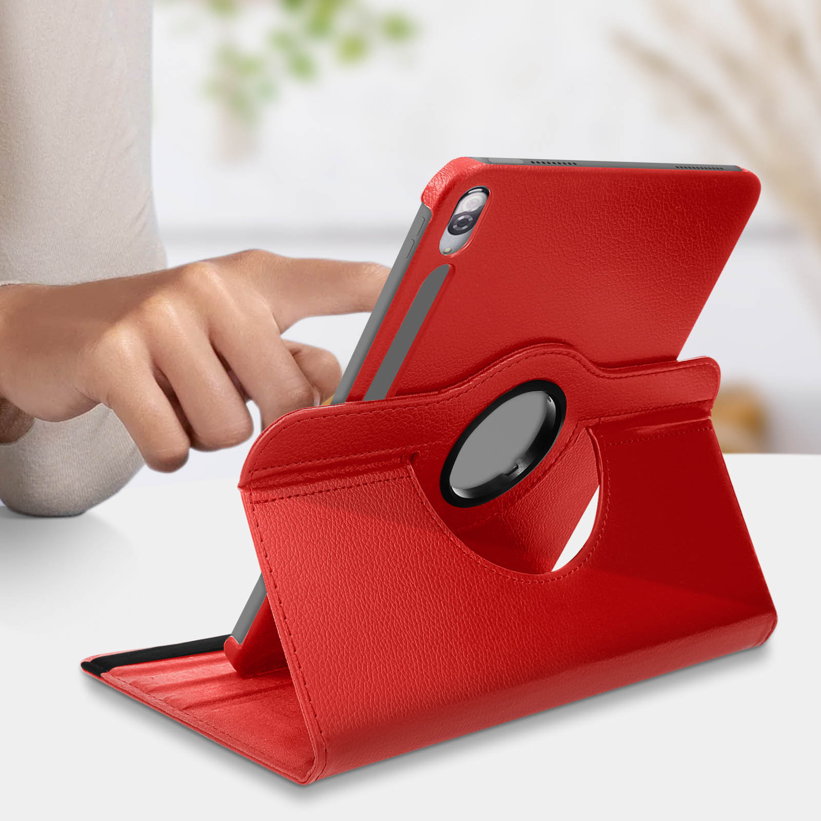 Custodia rossa per tablet con supporto. Una mano tocca lo schermo.