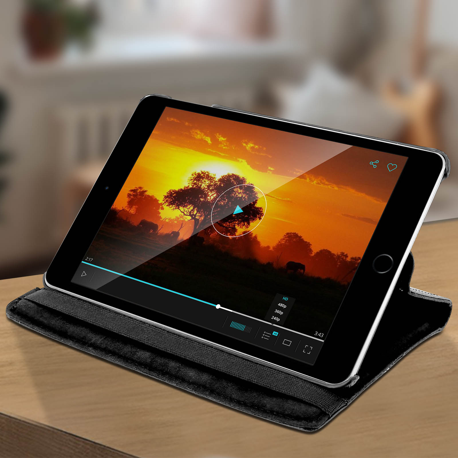 Tablet in una custodia che mostra un video del tramonto. La custodia è aperta e puntellata.