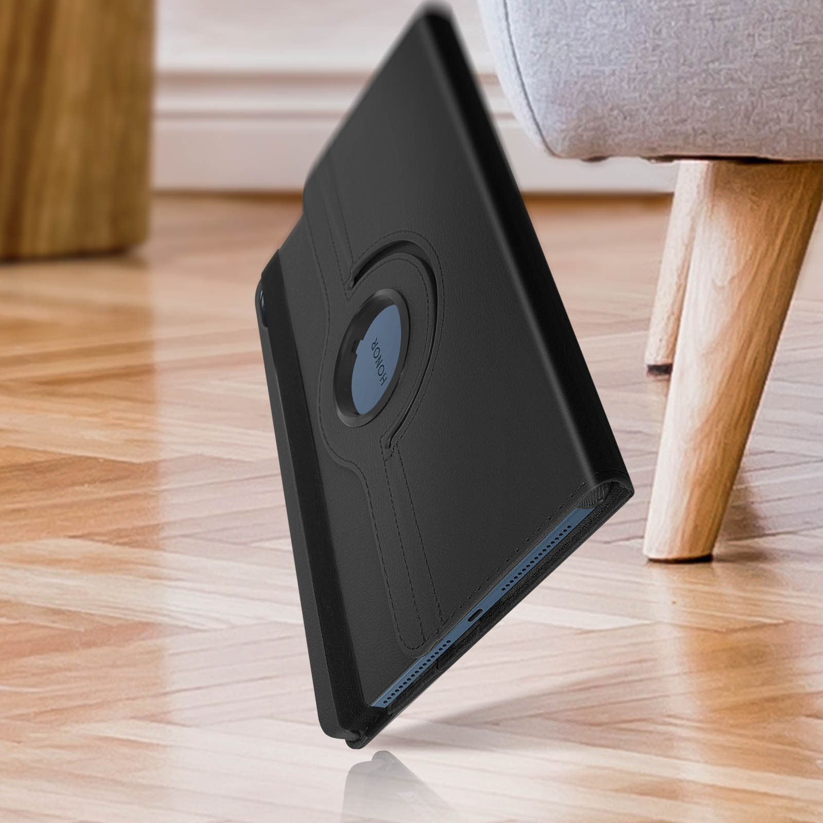 Custodia per tablet nera aperta, che mostra un logo blu. La custodia è appoggiata su una superficie di legno.