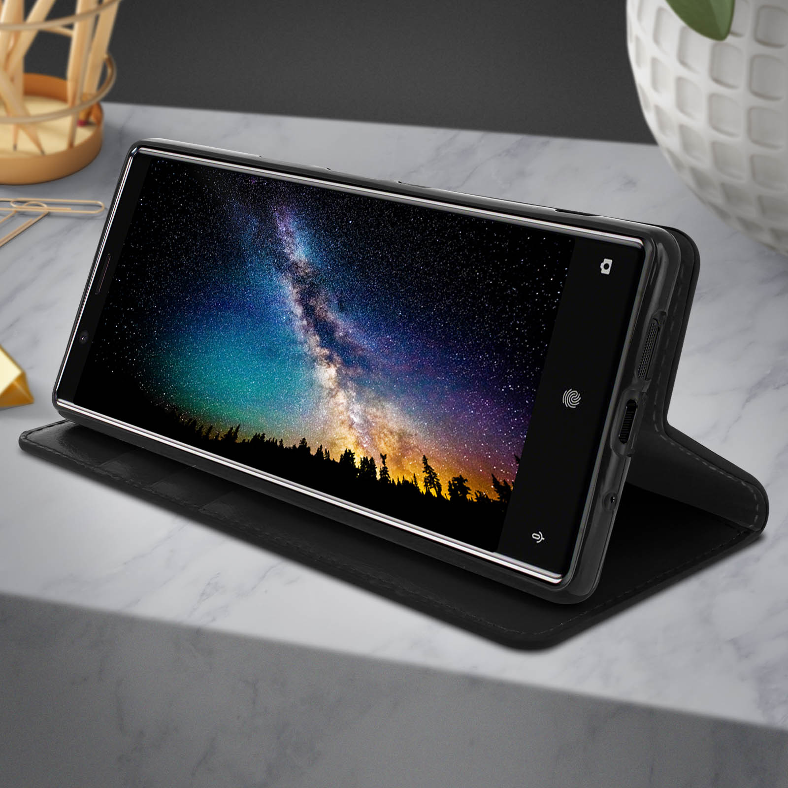 Smartphone in una custodia, che mostra un cielo stellato sullo schermo.