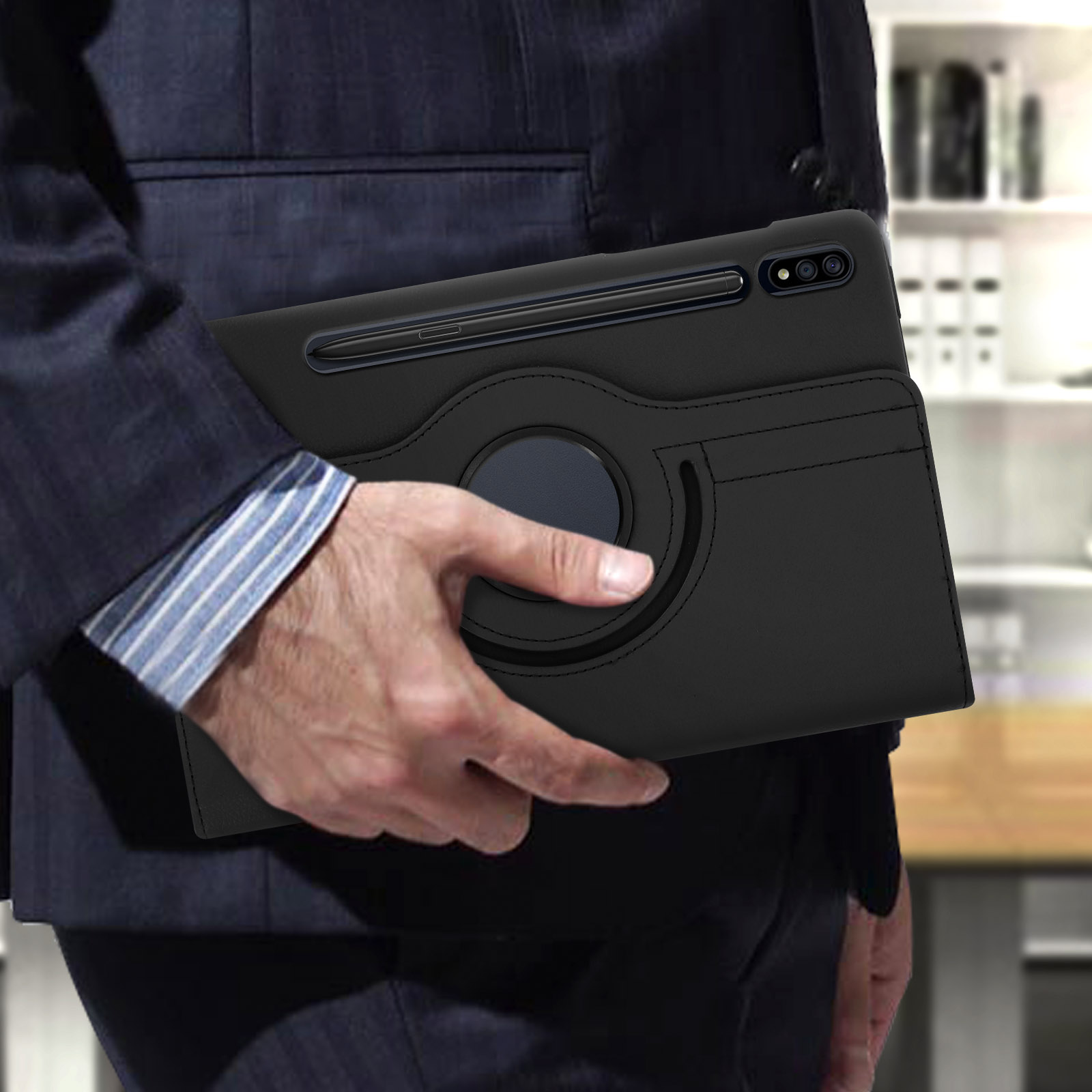 Un tablet riproduce un video all'interno di una custodia in pelle marrone con un supporto. Lo schermo mostra un fiore.