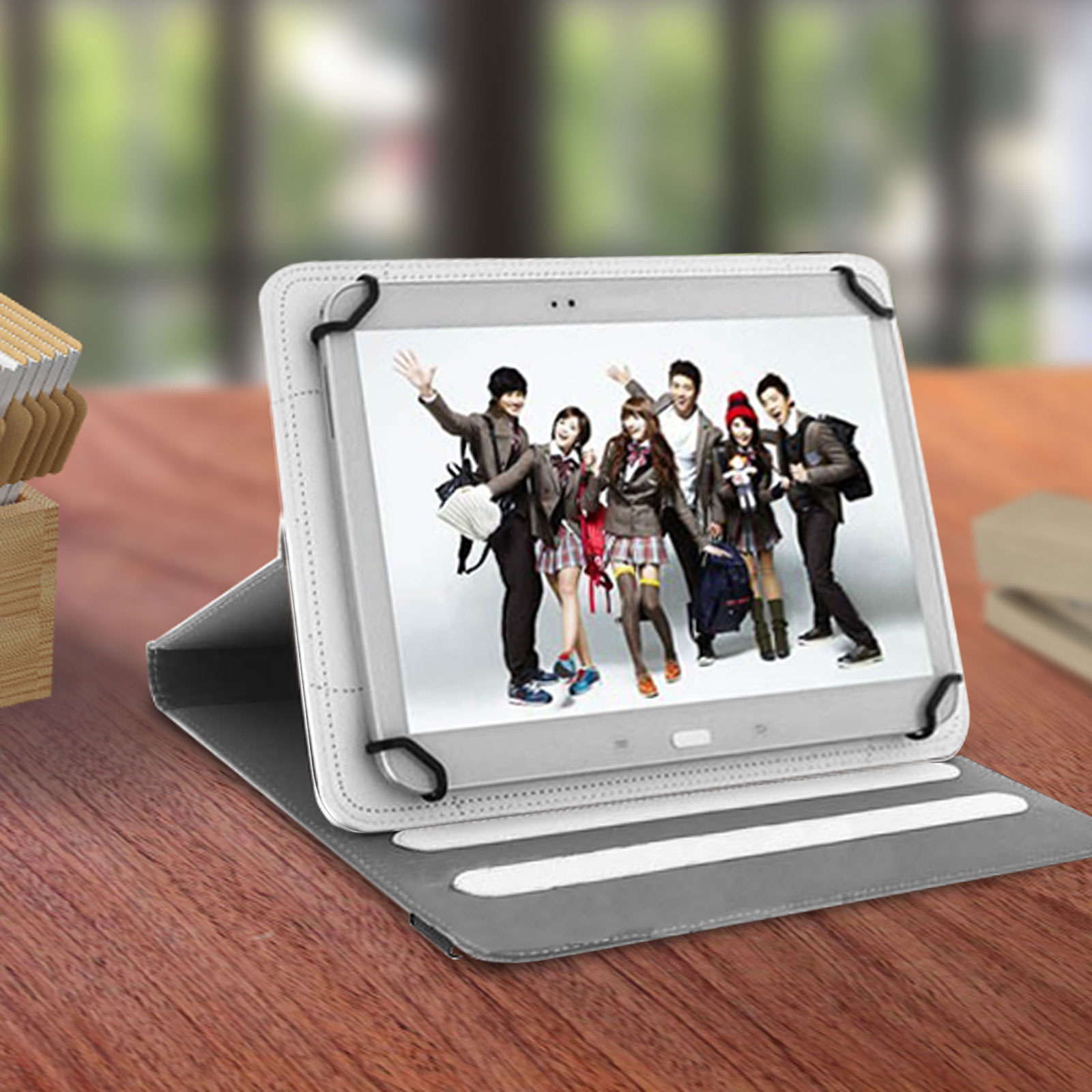 Schermo del tablet che mostra un gruppo di persone. Il tablet è appoggiato su un tavolo.