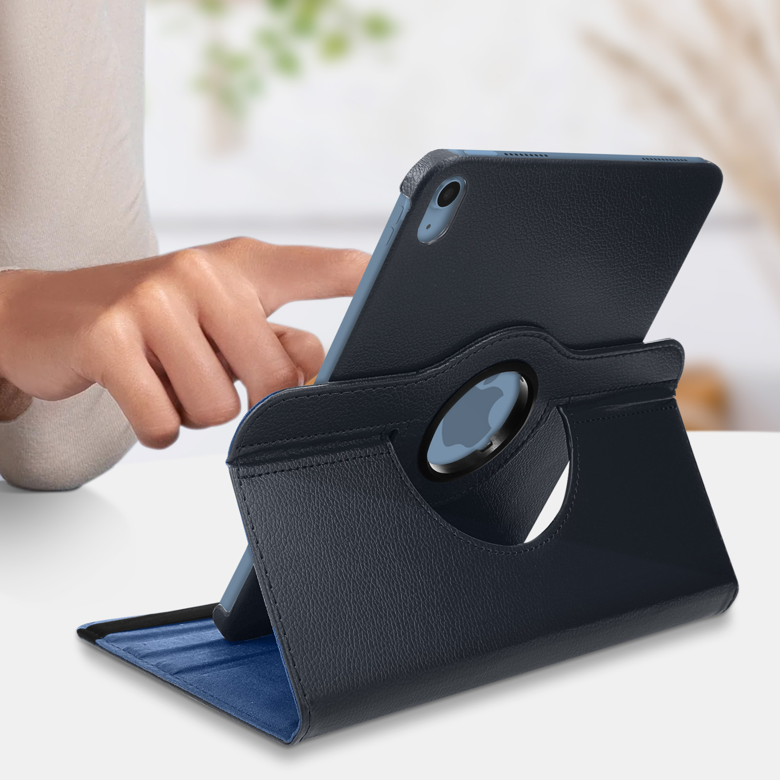Tablet in una custodia blu, puntellato. La custodia è aperta e ha un supporto rotante.