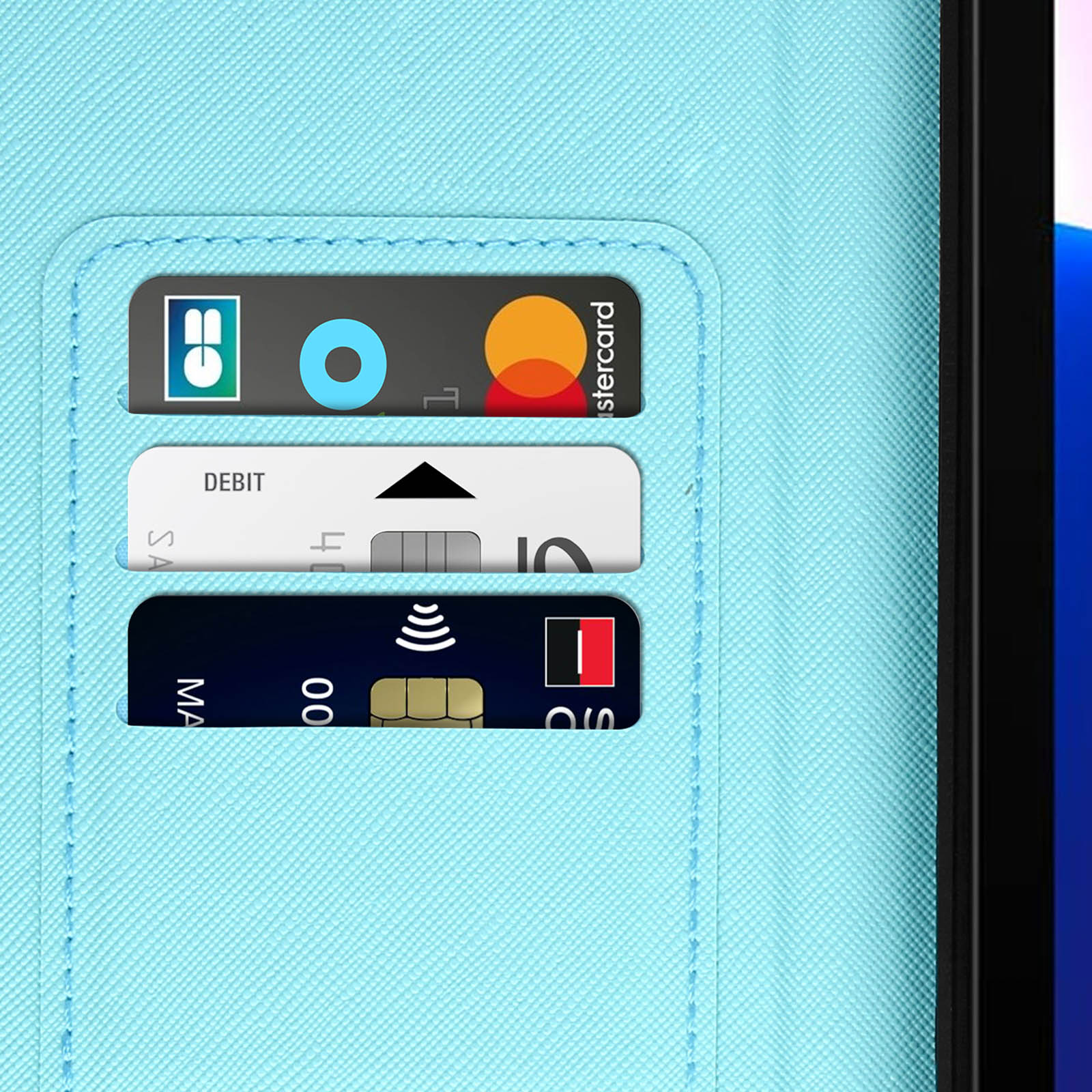Custodia per telefono azzurra con carte nelle fessure. Mastercard e debito visibili.
