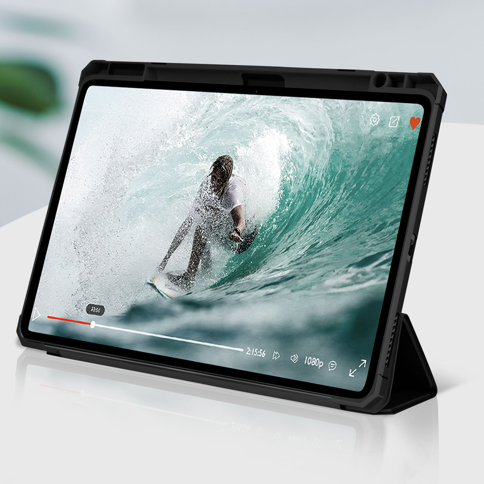 Tablet che mostra un video di un surfista su un'onda, su superficie bianca.
