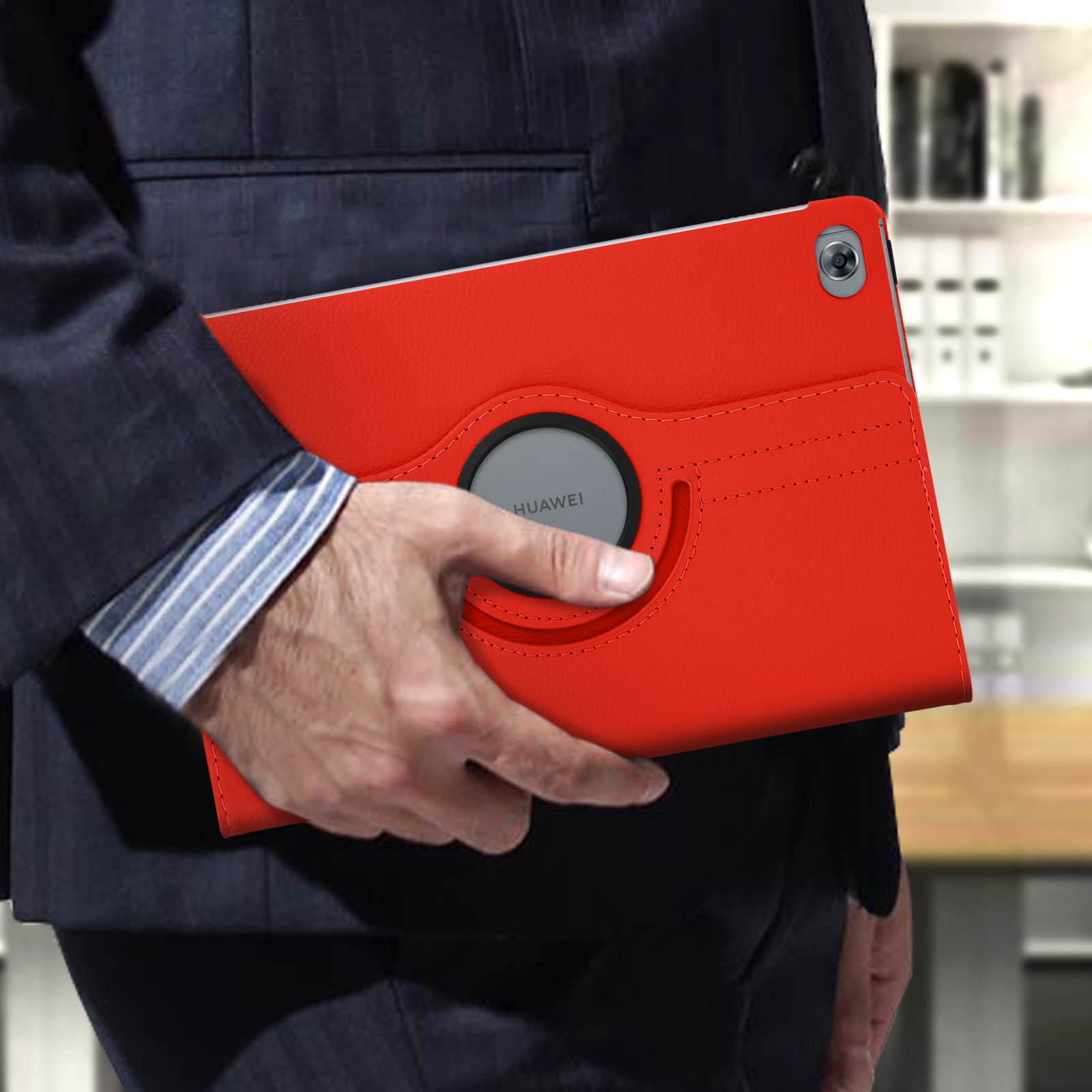 Persona che tiene una custodia rossa per tablet con il logo Huawei. La custodia è aperta.