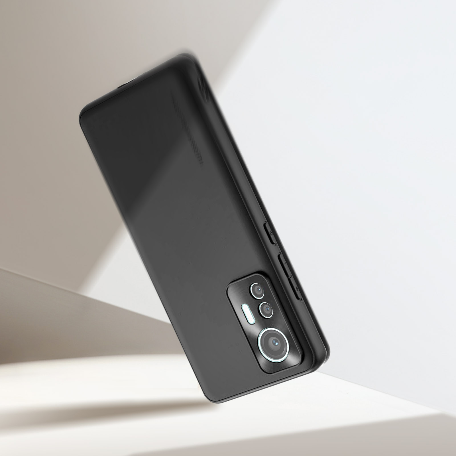 Schwarze Smartphone-Hülle mit schlankem Design, drei Kameralinsen sichtbar.