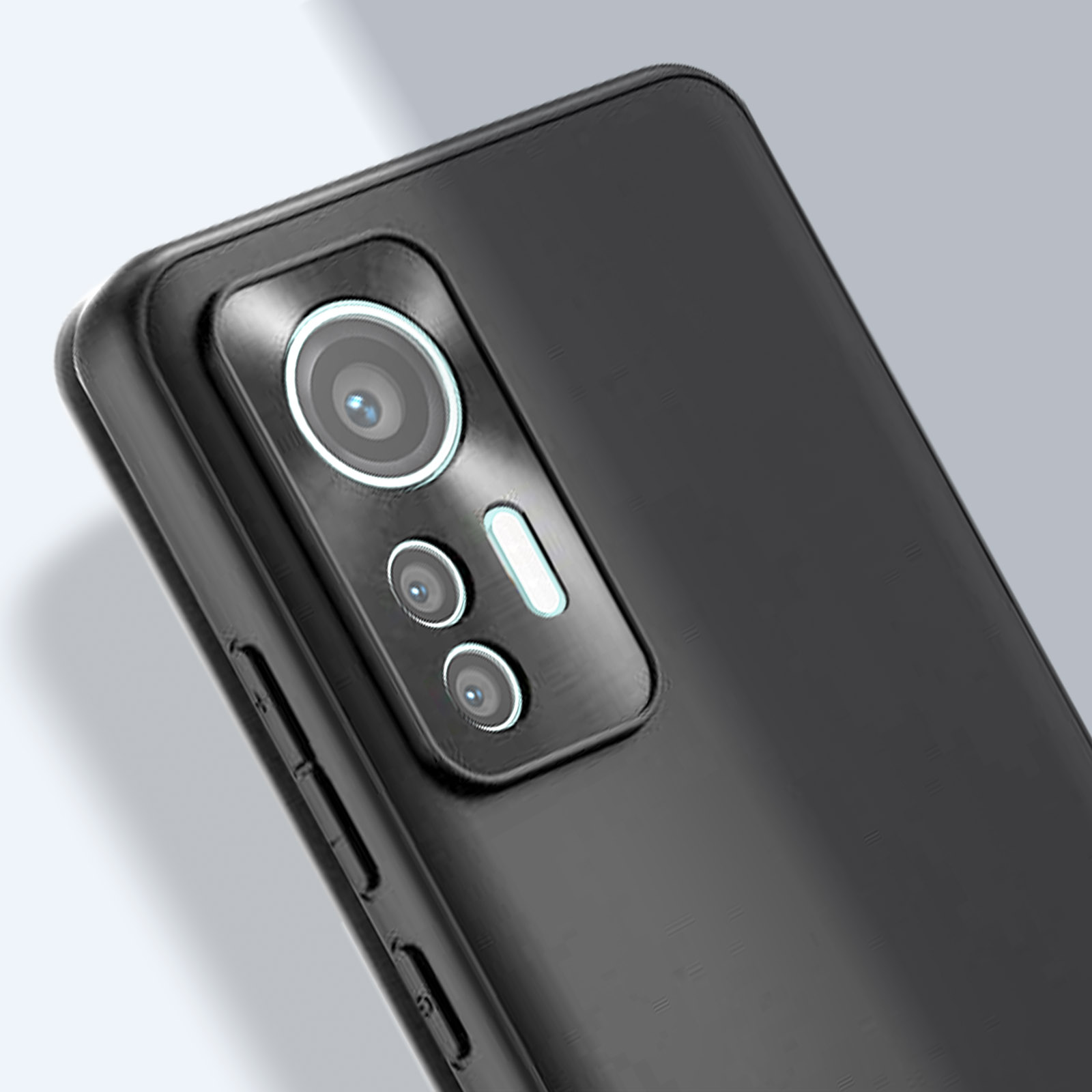 Nahaufnahme eines schwarzen Telefons mit drei Kameras. Verschwommener Hintergrund.
