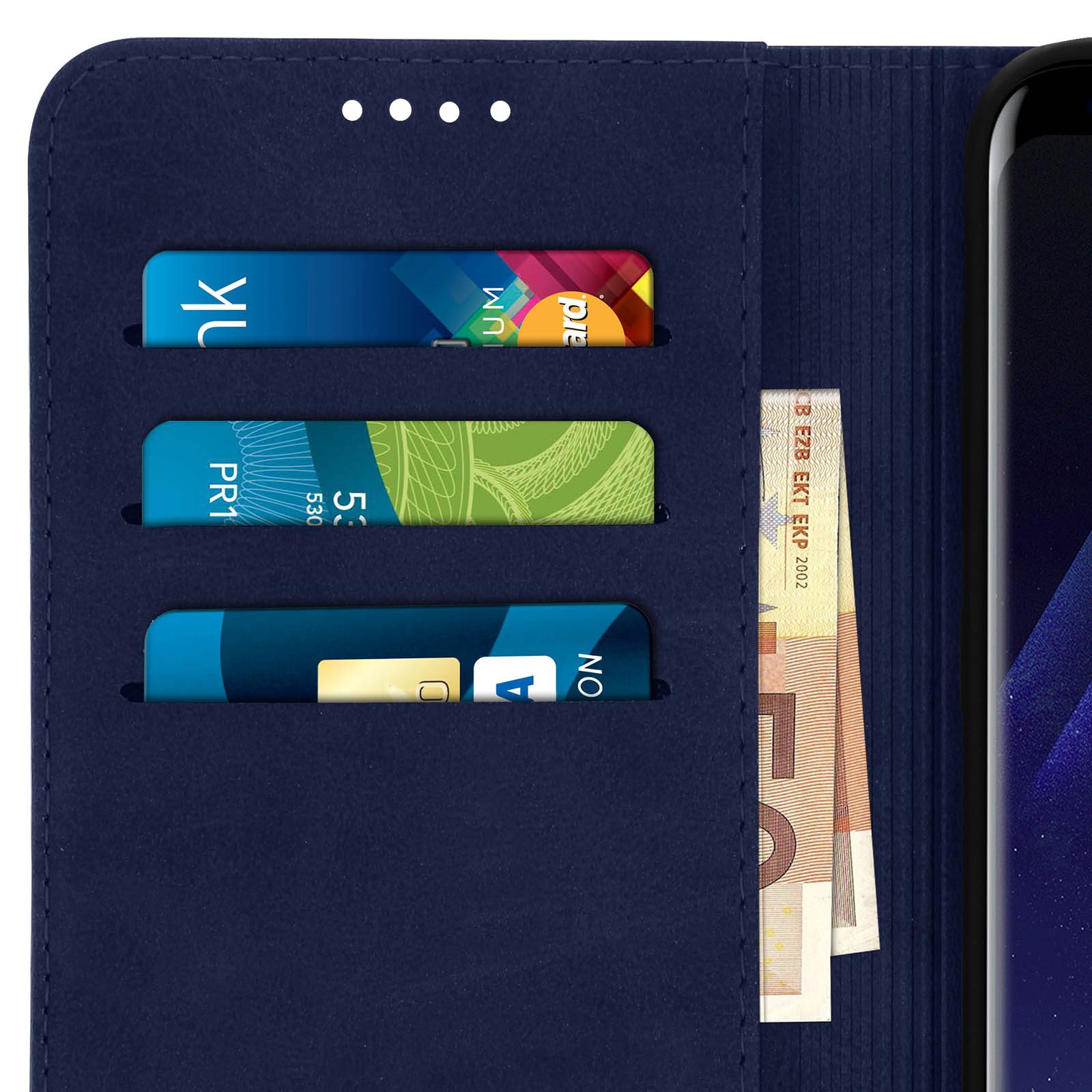 Portafoglio blu aperto con carte di credito e banconote in euro. Sfondo bianco.