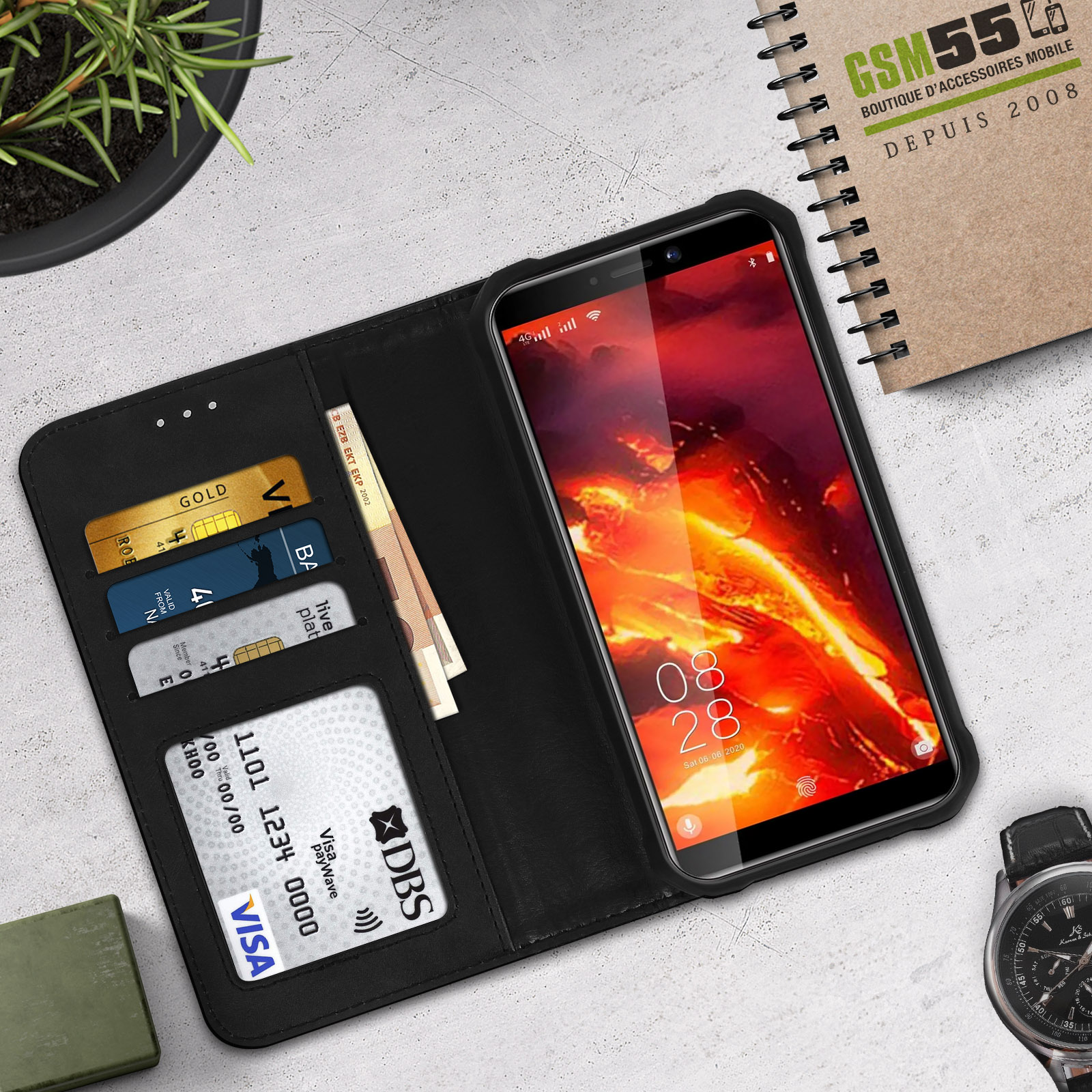 Een zwarte telefoonhoes is open en toont een telefoon met een oranje scherm, kaarten en contant geld op een bureau.
