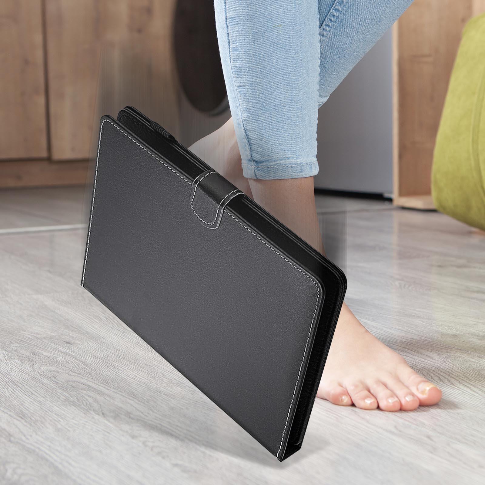 Un tablet in una custodia è aperto, con una penna e una mano che lo usa. La seconda immagine è un primo piano.