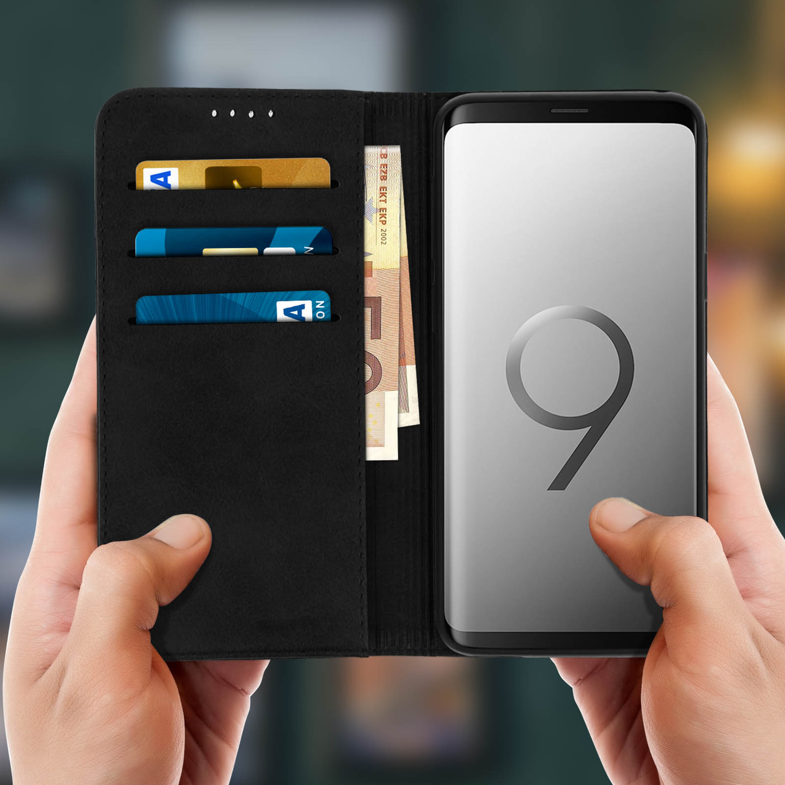 Una custodia per telefono nera contiene un telefono e carte. Banconote visibili nella tasca.
