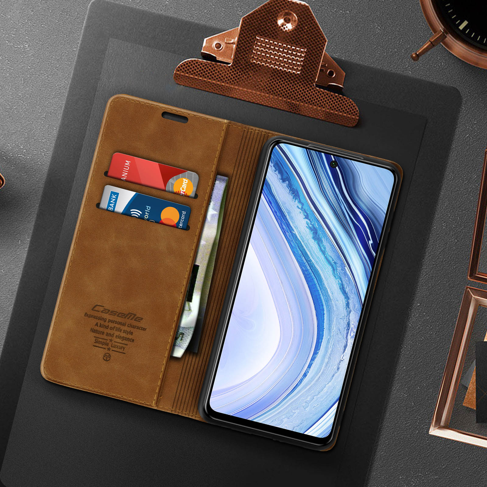 Una custodia per telefono marrone con carte e denaro all'interno. Il telefono è visibile.