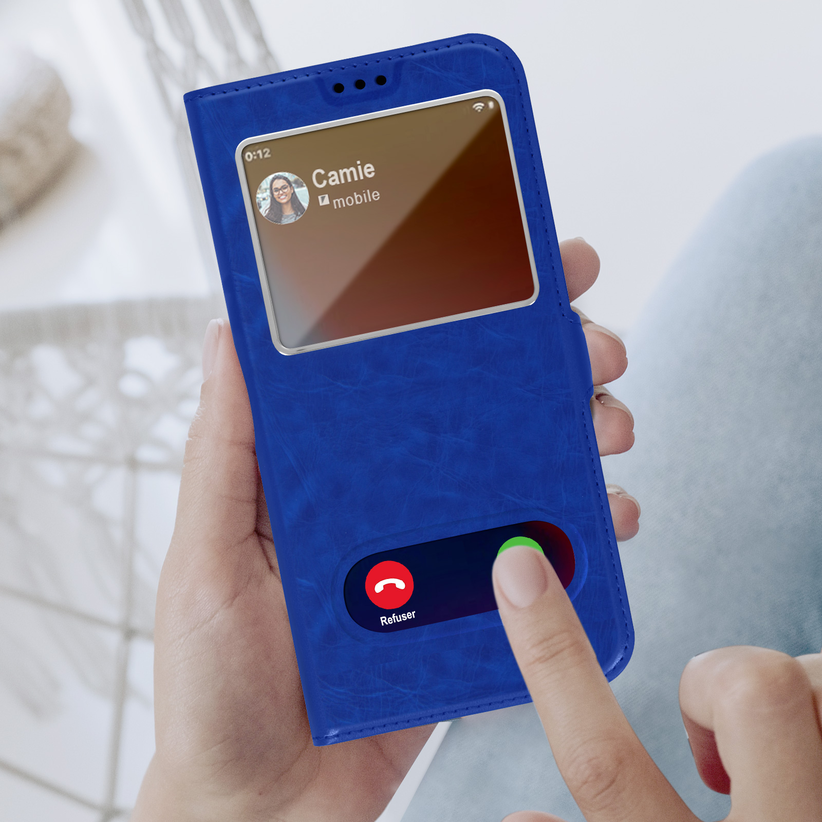 Een blauwe telefoonhoes toont een inkomende oproep van 'Camie'. Een hand drukt op de weigerknop.
