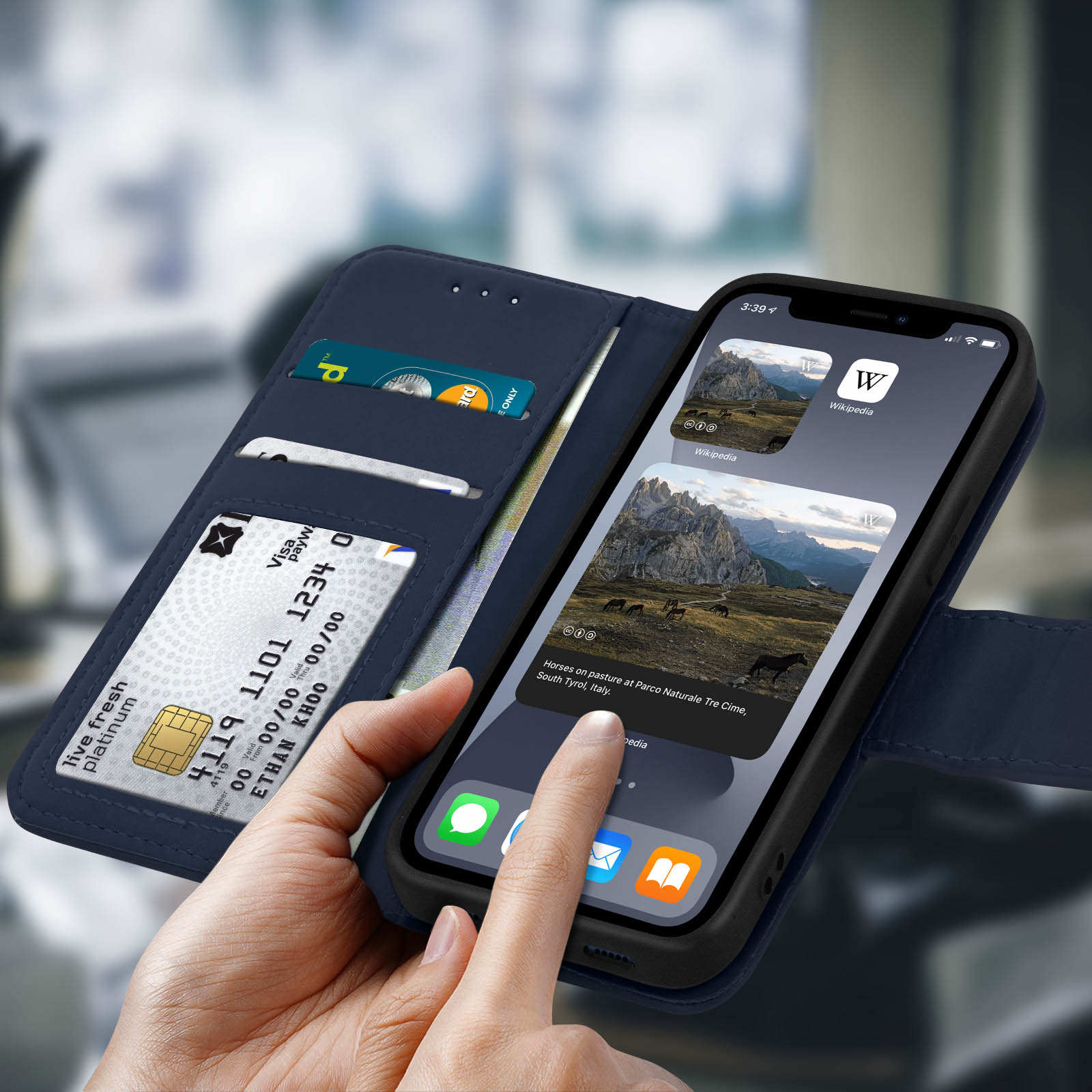 Blauwe telefoonhoes met een telefoon die apps toont. Er zitten kaarten in de hoes.