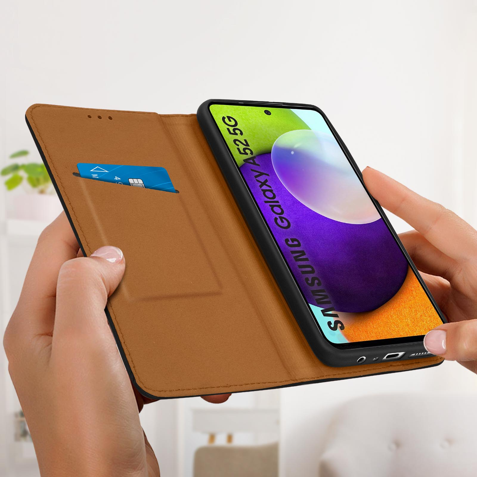 Telefon in brauner Hülle, mit Kreditkartenfach. Das Telefon ist ein Samsung Galaxy A52 5G.