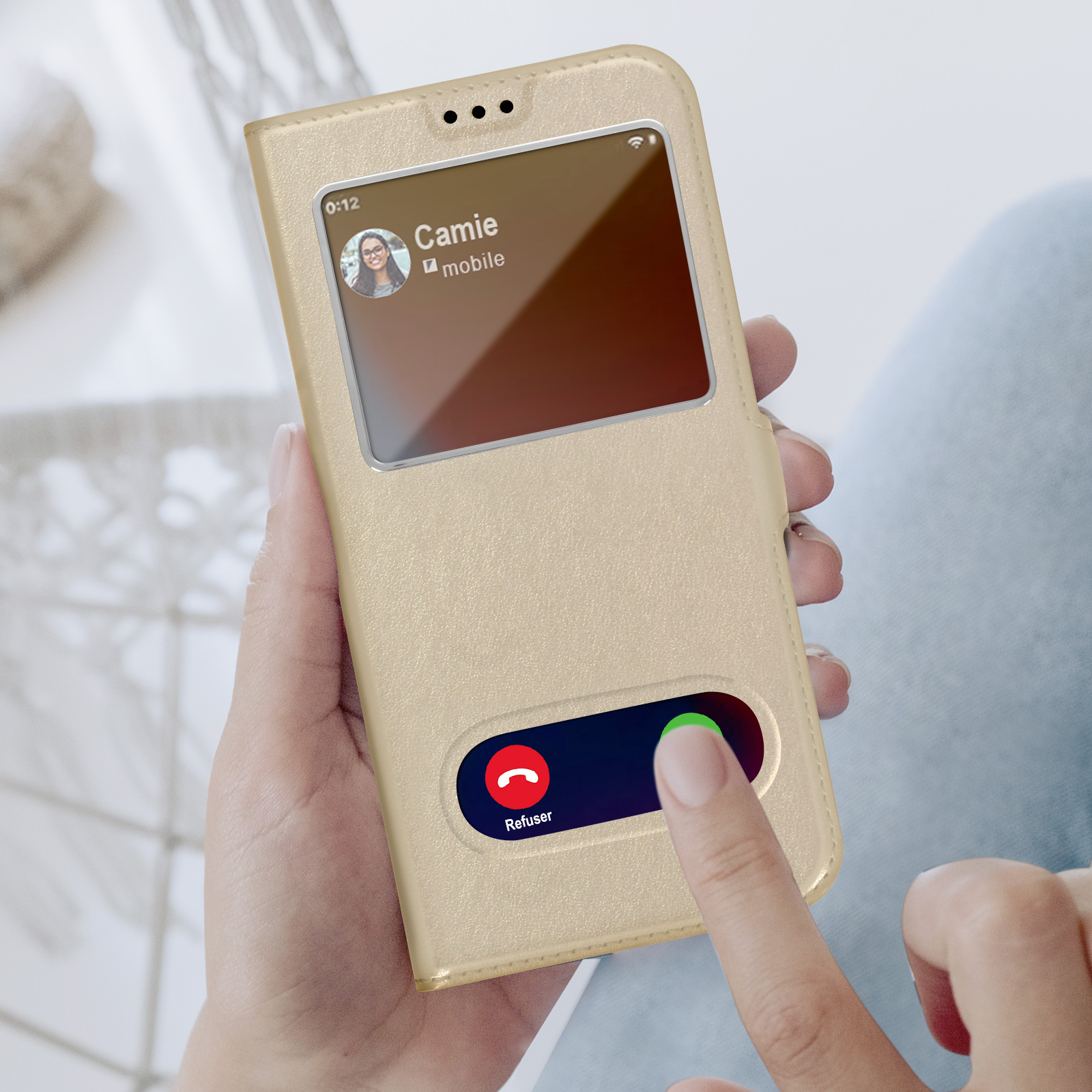 La mano di una persona che tiene un telefono in una custodia dorata, che mostra una chiamata in arrivo.