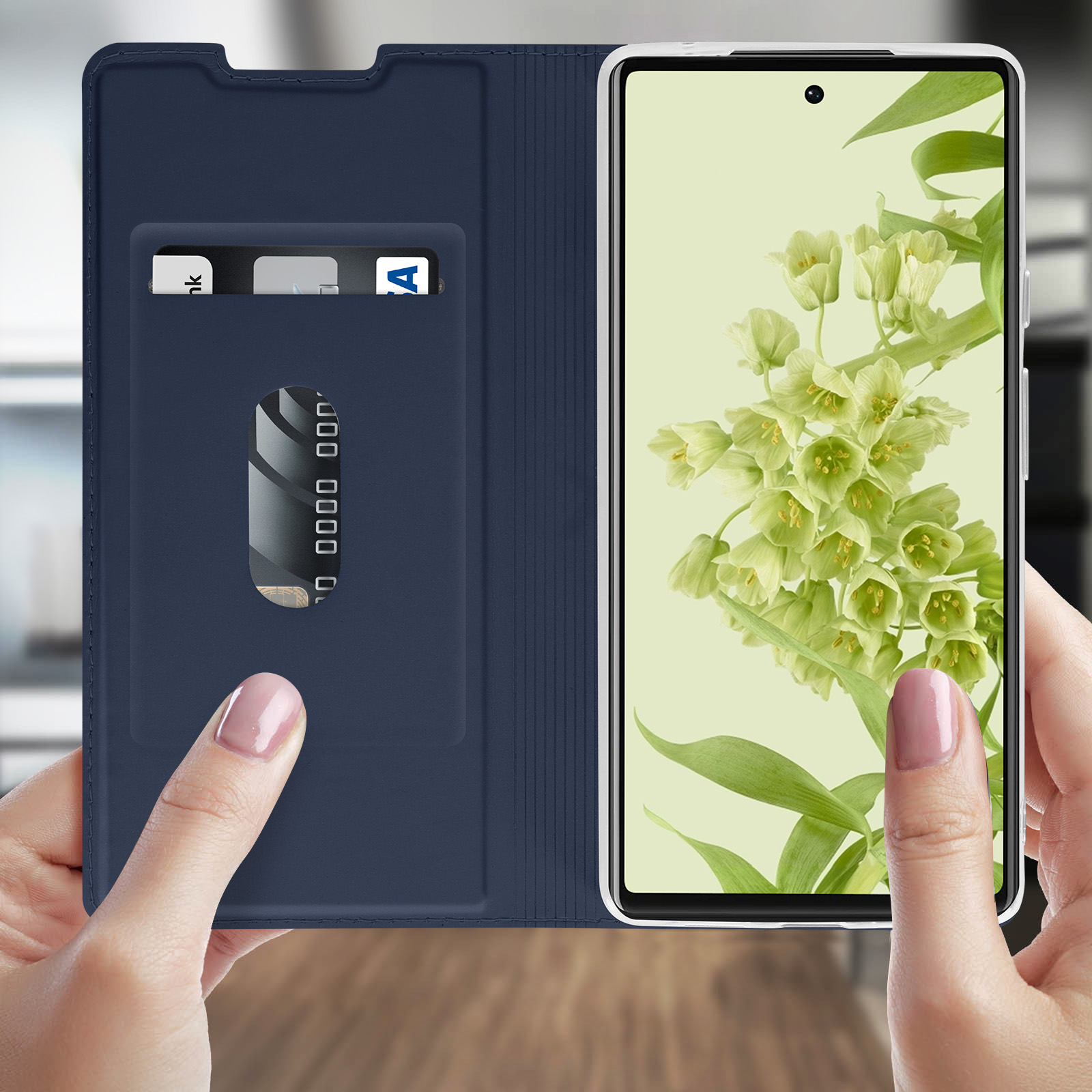 Offene blaue Handyhülle mit Kartenfach. Telefon zeigt grünes Blumenbild.