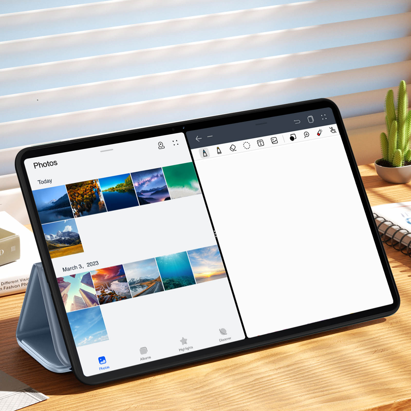Tablet che mostra uno schermo diviso con foto e un blocco note bianco. Si trova su un tavolo di legno.