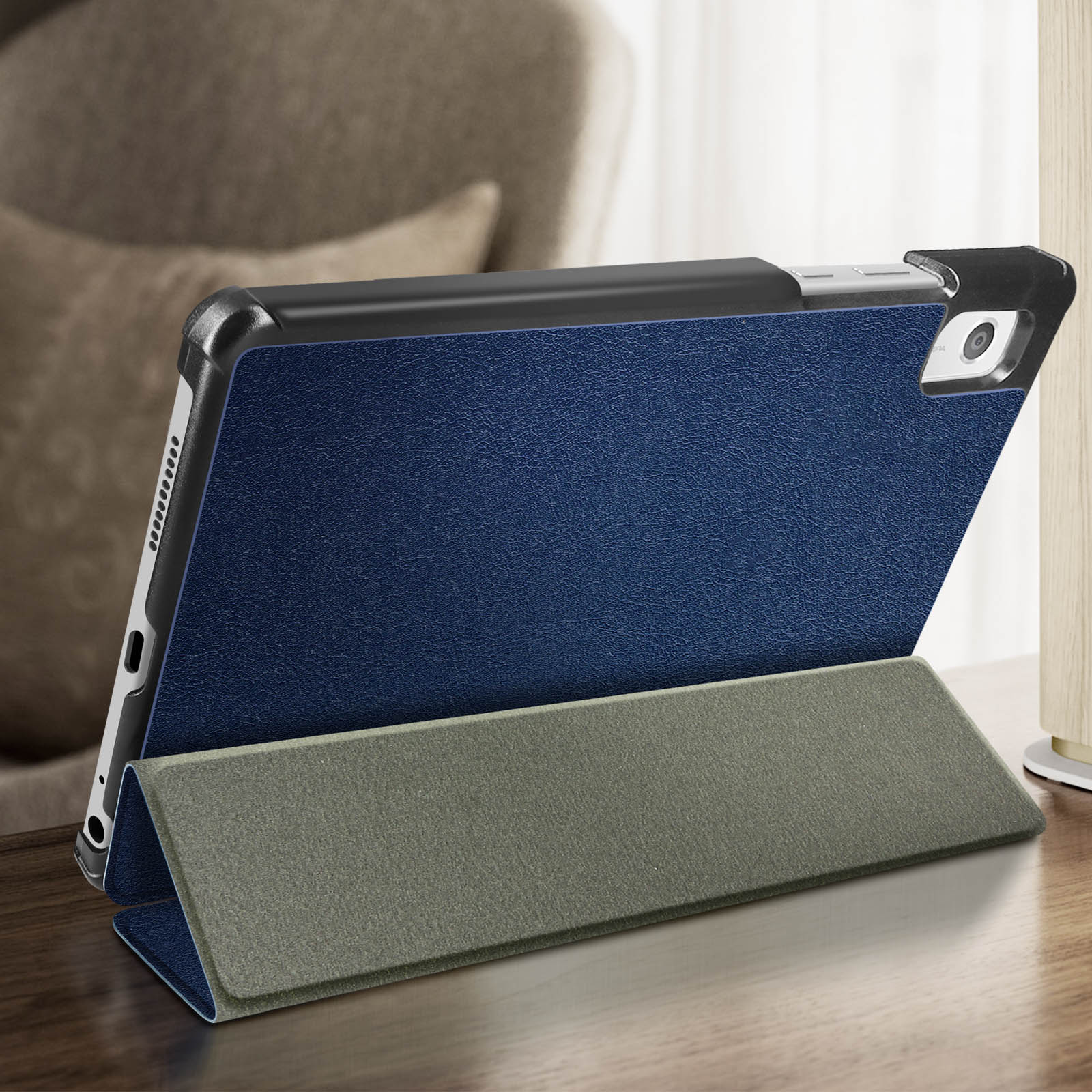 Un tablet in una custodia blu e grigia è appoggiato su un tavolo di legno.