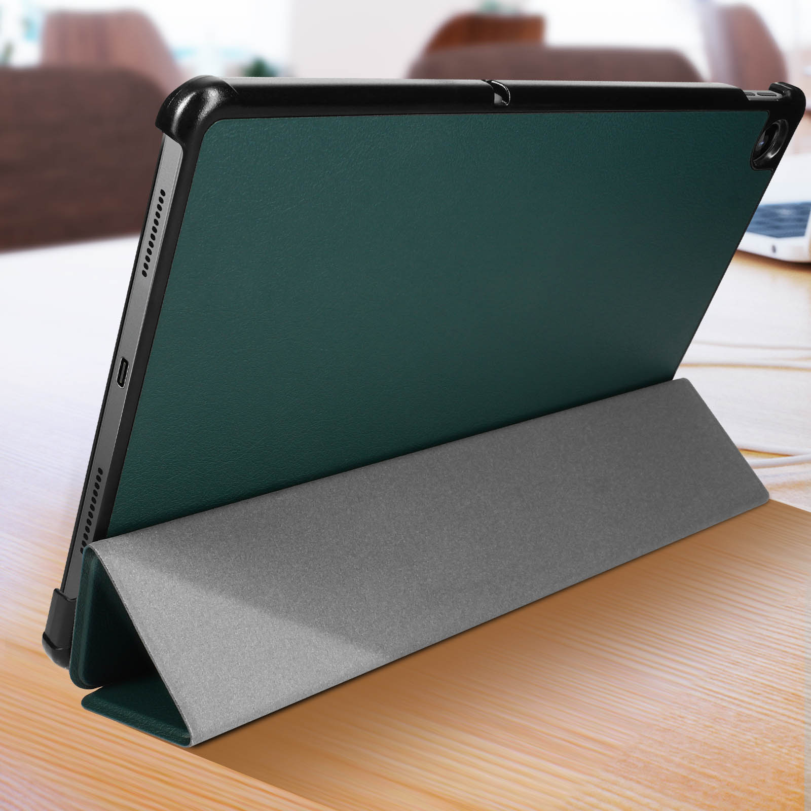 Tablet con custodia verde, supportato da un supporto grigio su un tavolo di legno.