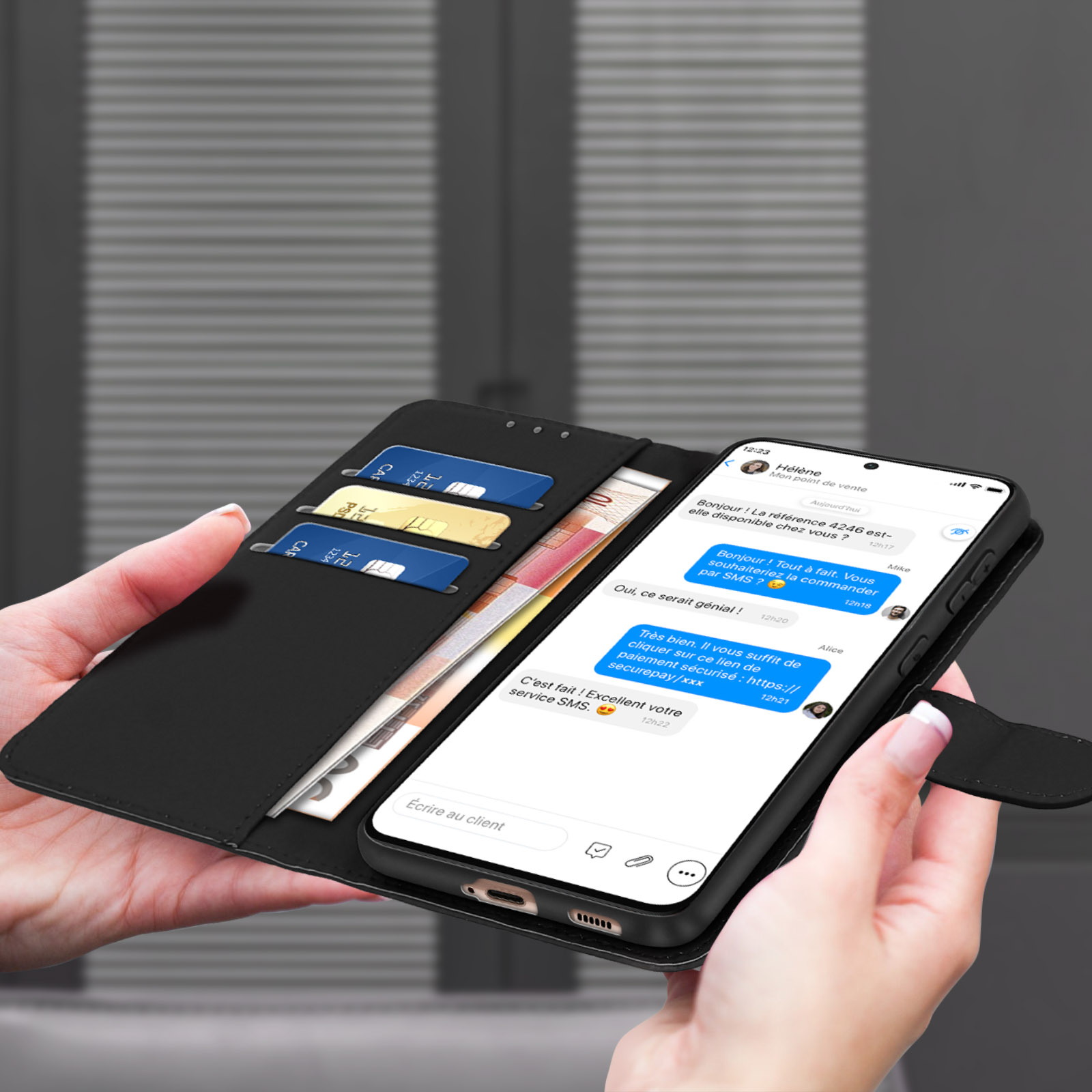 Telefono nero in una custodia a portafoglio. La custodia è aperta, mostrando carte, contanti e il telefono.