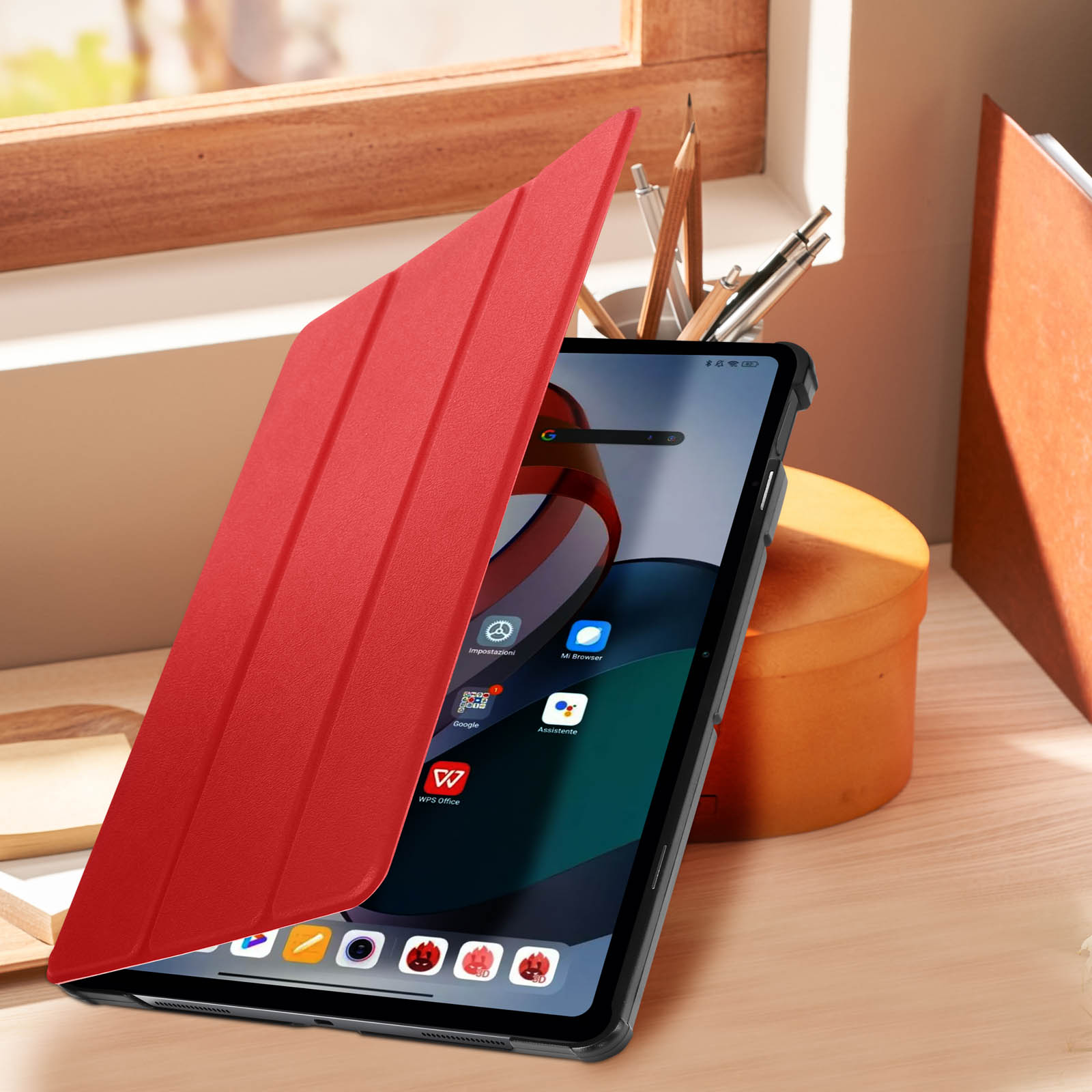 Custodia rossa per tablet aperta, che mostra lo schermo. Portapenne sullo sfondo.