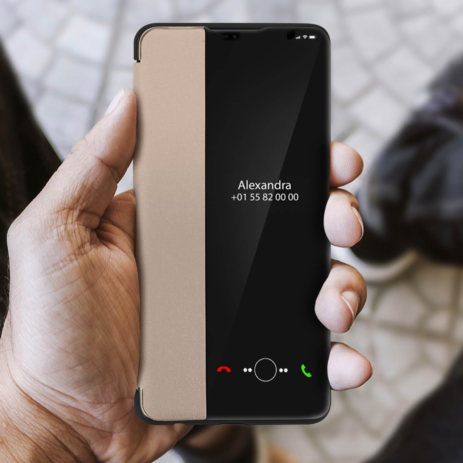 Una custodia per telefono dorata è aperta, mostrando lo schermo di un telefono. Lo schermo mostra una chiamata.
