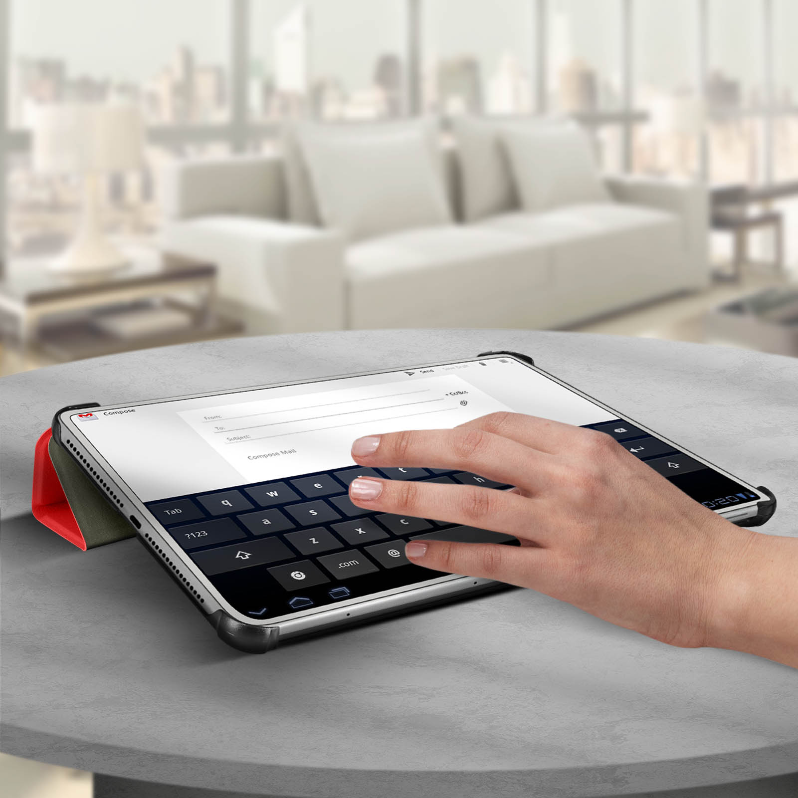 Tablet su un tavolo, con una mano che digita sulla tastiera virtuale.