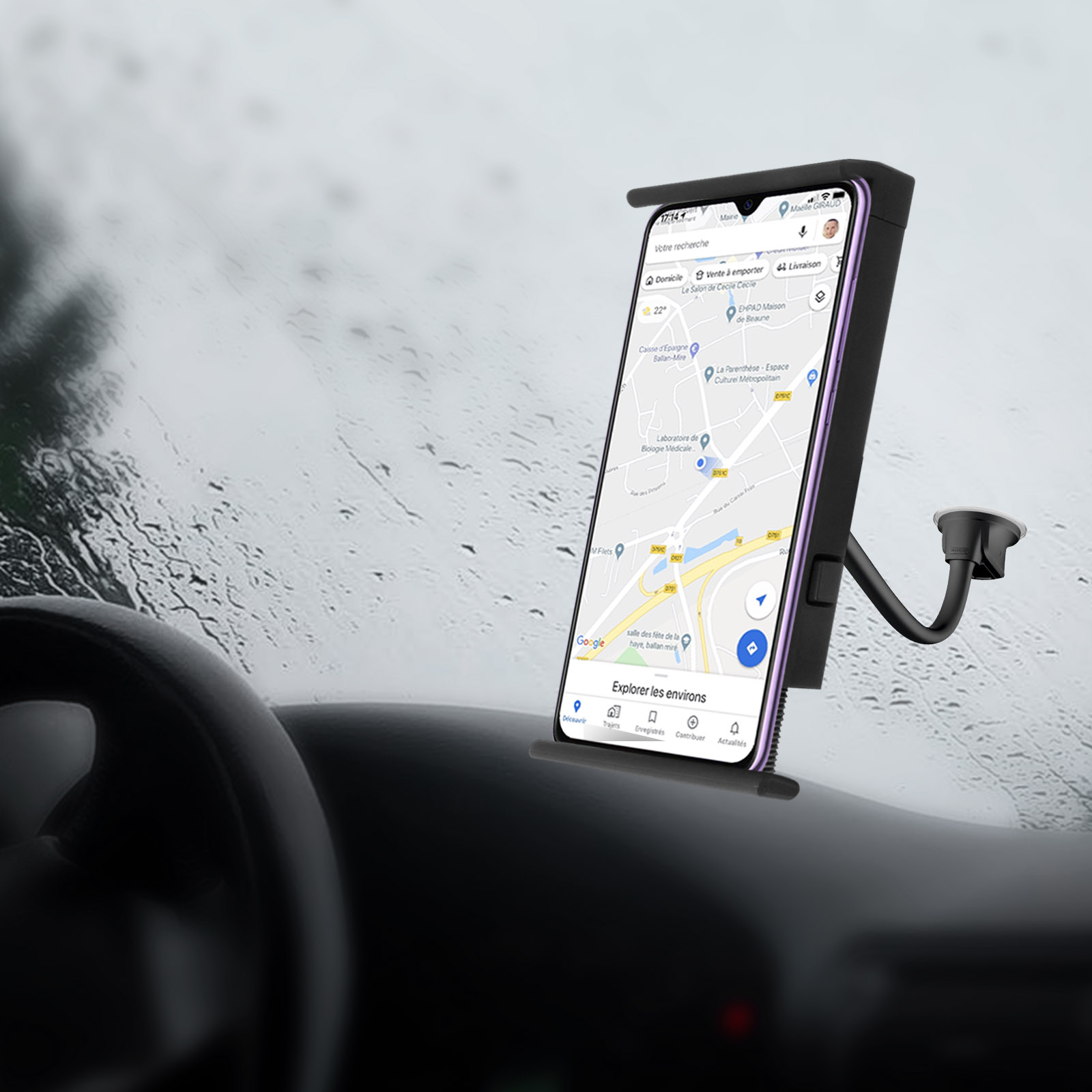 Telefon in Autohalterung, zeigt Karten-App auf dem Bildschirm.
