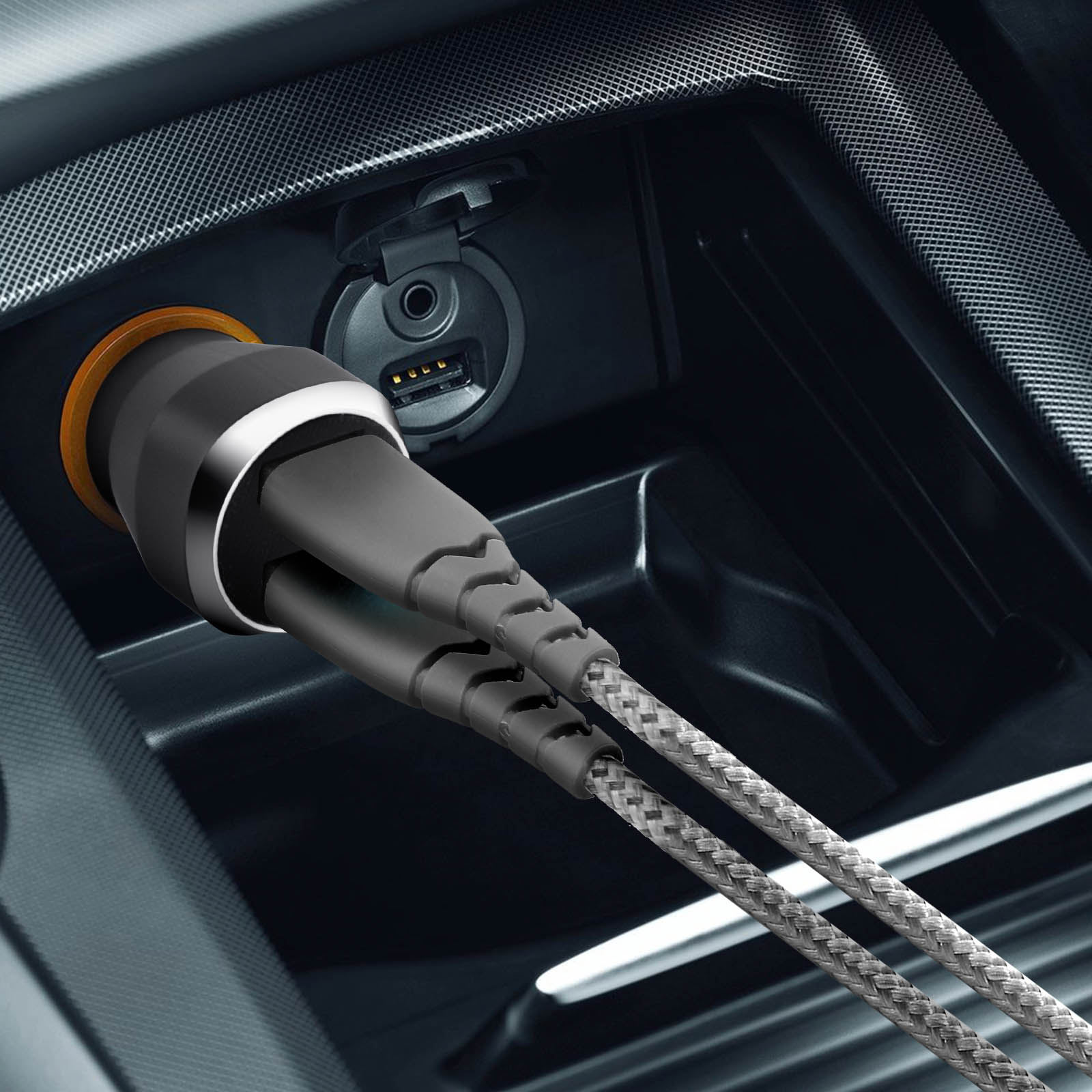Ein Autoladegerät mit einem grauen, geflochtenen Kabel, das an einen USB-Anschluss des Autos angeschlossen ist.