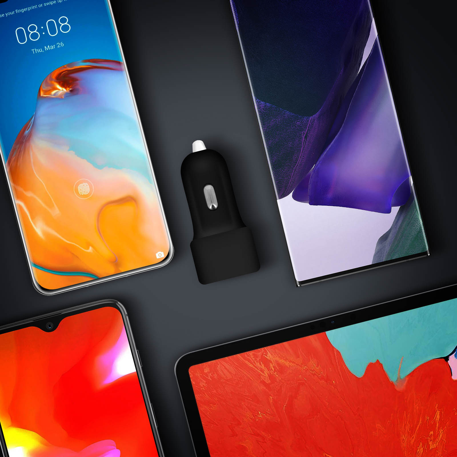 Telefoni e un tablet con un caricabatteria per auto nero. Sono visibili più telefoni con schermi colorati.