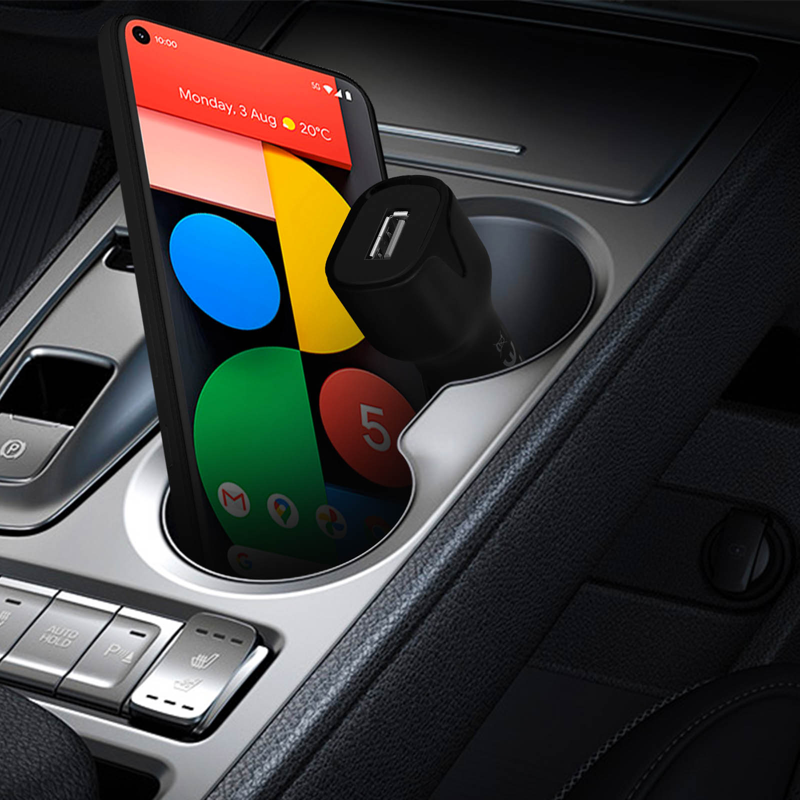Telefono con custodia nel portabicchieri dell'auto. App visibili sullo schermo. Interni auto sullo sfondo.