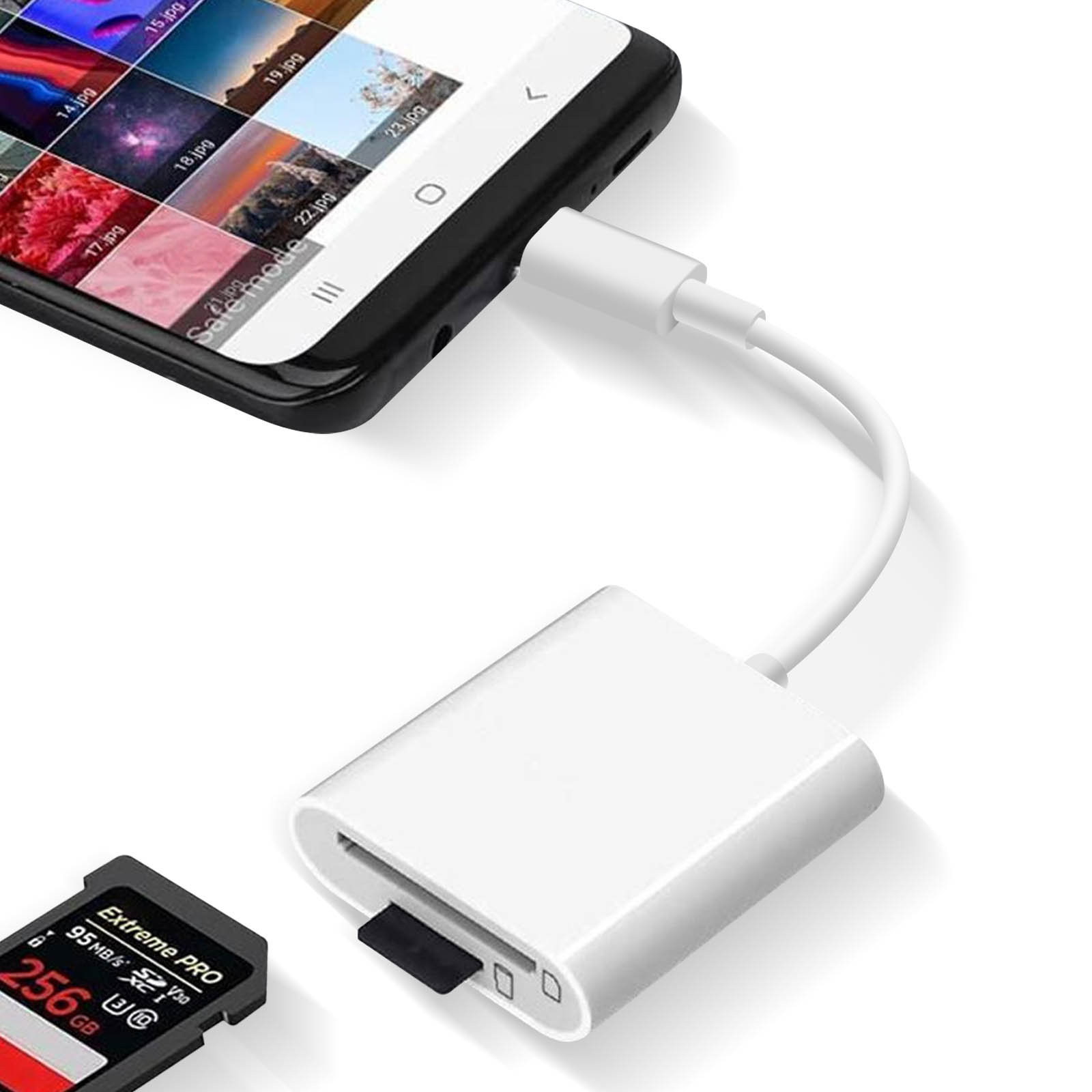 Ein weier SD-Kartenleser ist an ein Smartphone angeschlossen. Eine 256-GB-SD-Karte liegt daneben.