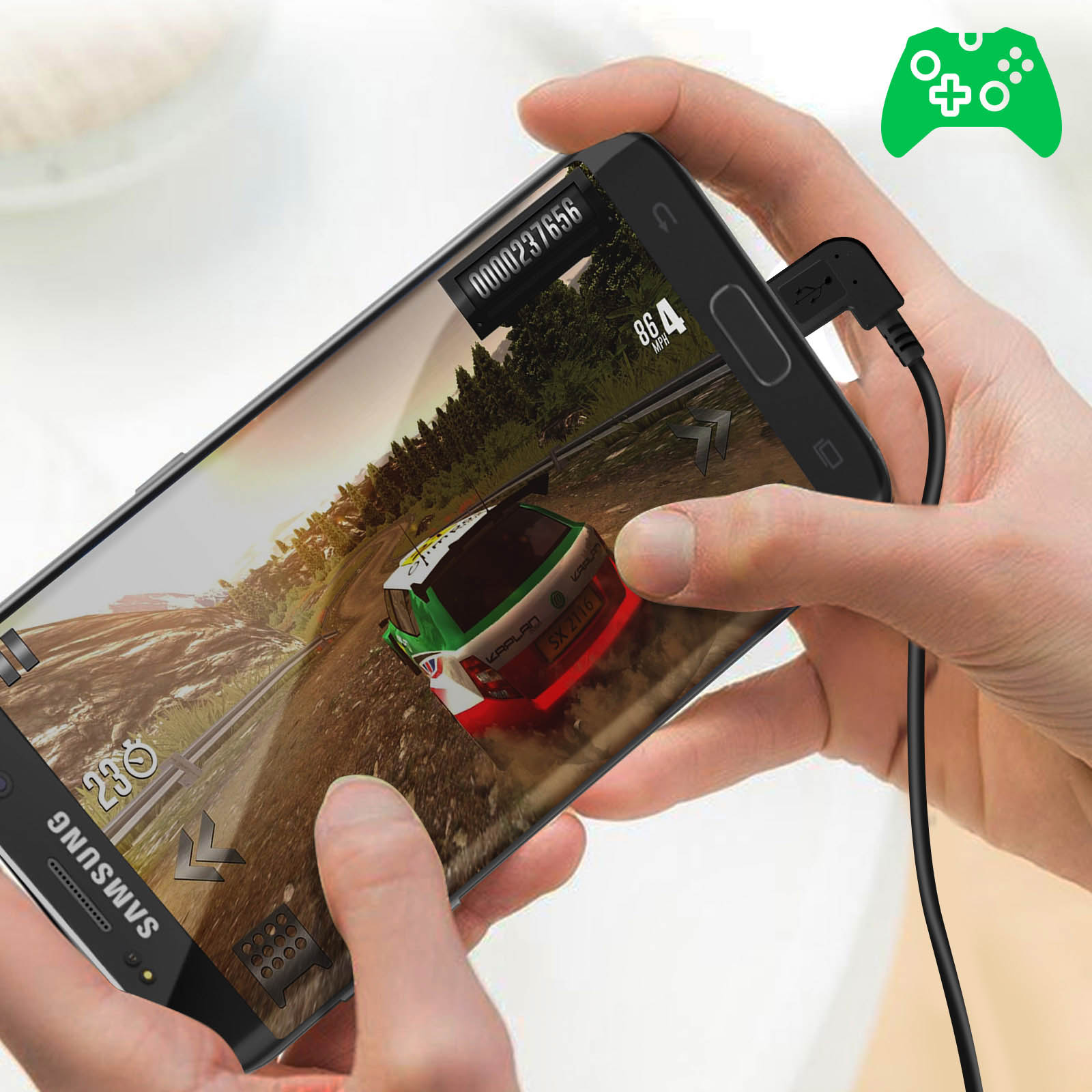 Una persona che tiene in mano un telefono che gioca a un gioco di corse. Un'icona verde del controller di gioco è in alto a destra.