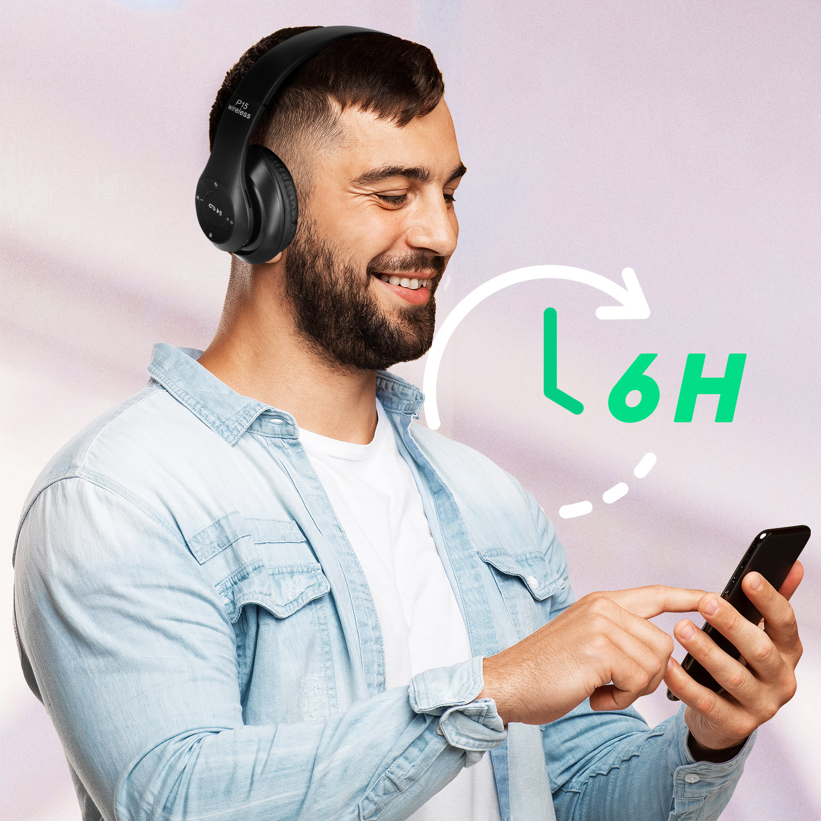 Ein Mann mit Kopfhörern, der ein Telefon benutzt. Der Bildschirm zeigt eine 6-Stunden-Akkulaufzeit.