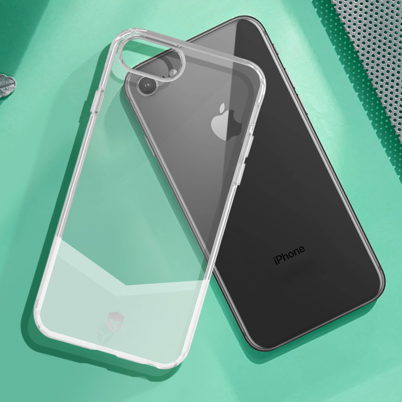 iPhone con custodia trasparente. Il telefono è nero, con logo Apple. La custodia è trasparente.