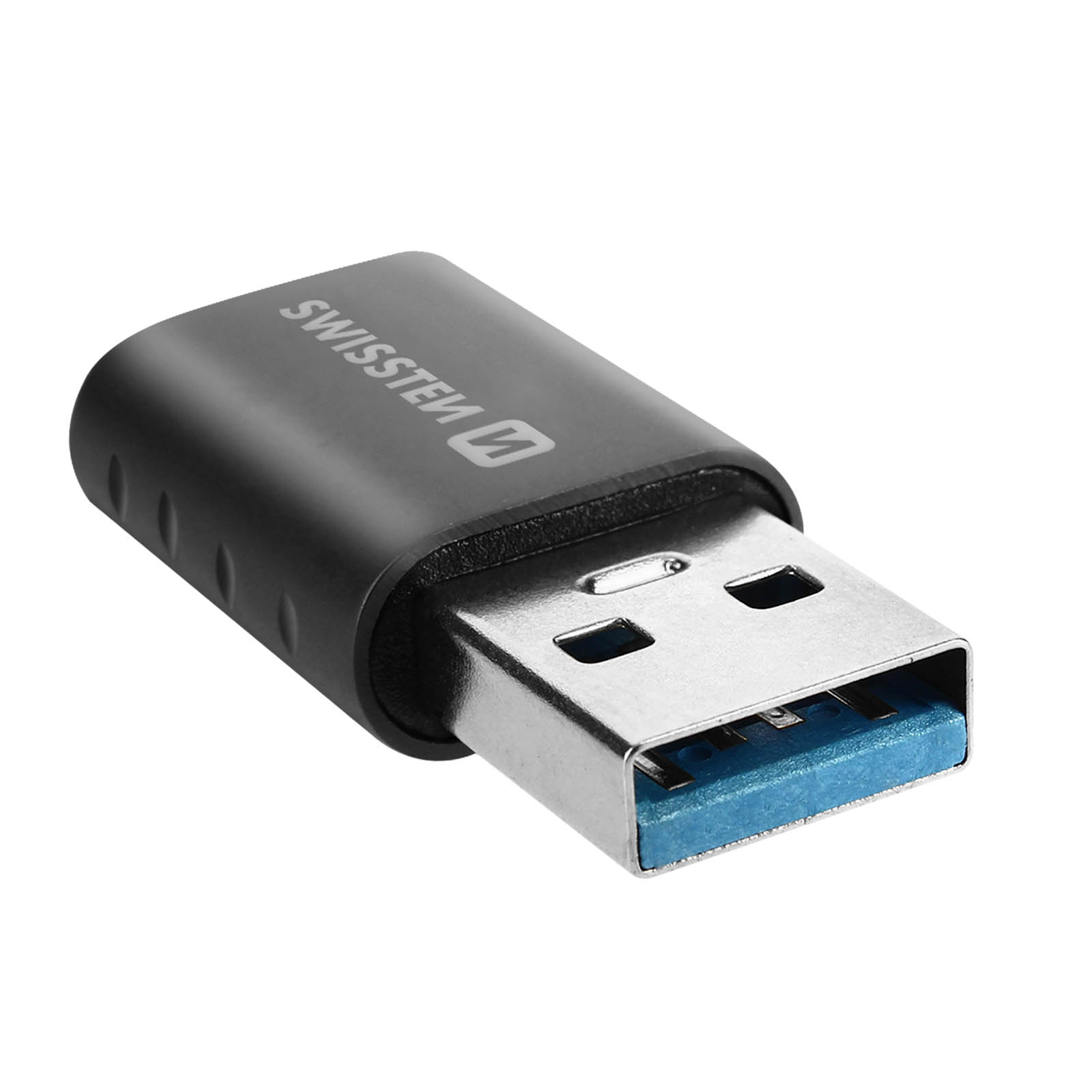 Adaptateur USB noir avec un connecteur USB bleu. L'adaptateur porte le logo SwissTek. Le fond est blanc.